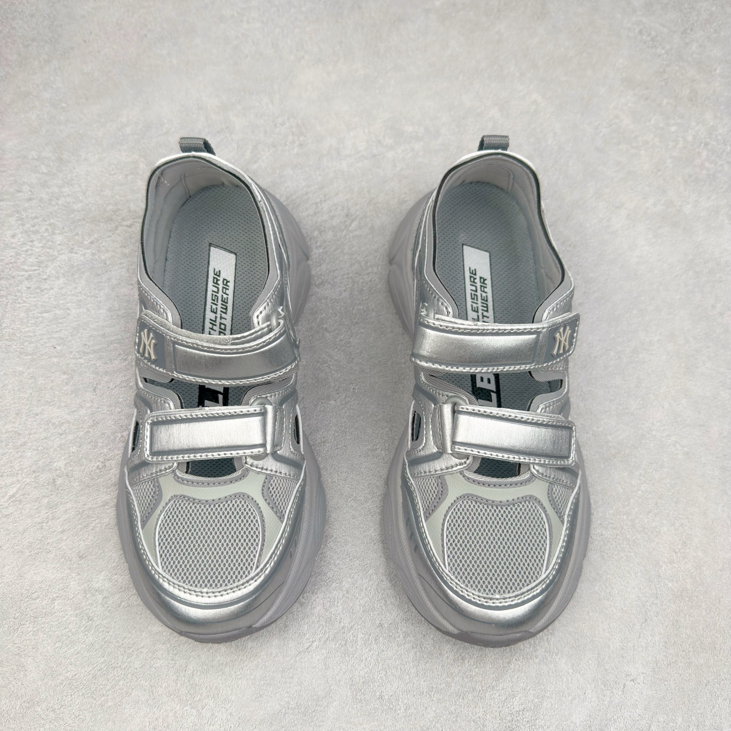 图片[2]-MLB Sandal Chunky Mask 纽约洋基队百搭时尚运动凉鞋 MLB是韩国F&F旗下潮流服装品牌 拥有150年历史的经典传统 是街头文化和国际生活方式的领导者 MLB拥有包括男装、女装、童装、配饰在内的全品类服饰 提供覆盖各性别、各年龄层、From Head to Toe的穿搭装备 其产品结合了韩国的时尚造型与质感 展现了运动服饰也可以兼具时尚潮流的风格 在产品设计上 MLB不仅融合了美国职业棒球大联盟的各当家球队 更结合了棒球运动中的各个元素 复古风范自信控场 复古鞋型率先勾描独特的自我态度 在经典线条与时尚元素的精彩交织下刷新街头复古运动风潮 质感十足兼备卓越的舒适透气性能迎合夏日追求的自在脚感。尺码：36 36.5 37.5 38 38.5 39 40 40.5 41 42 42.5 43 44 45-选品中心