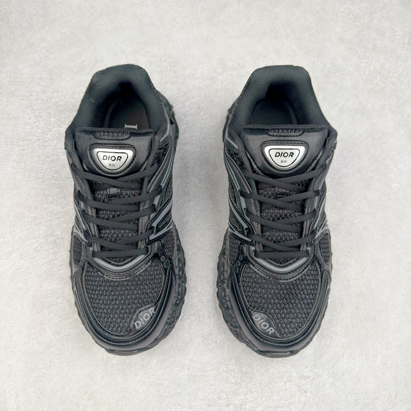 图片[2]-Dior x Kaws迪奥 联名款B35胶囊系列 镂空 网面 原版购入开发 做货 这款名为B35 NXT 的新款运动鞋，采用了 3D打印技术制成镂空式鞋底，鞋身部分则是十分契合当下审美的老爹鞋样式网面拼接与流畅线条布局，将复古千禧感与现代科技感浑然融为一体；且从当前已曝光的版本来看，这双新鞋款还提供了亮色系、暗色系，以及复古低饱和色系等不同风格配色方案选择，在不同风格造型中都有着十分不俗的兼容性。将前沿科技与复古审美相结合的鞋履新作 配送专柜精美包装🛍📦 ▪面料： 原版定制进口网面+科技面料 ▪内里：定制进口透气网里 ▪鞋底：原版开模防滑橡胶材质 ▪底厚：6CM ▪尺码： 35-45-选品中心