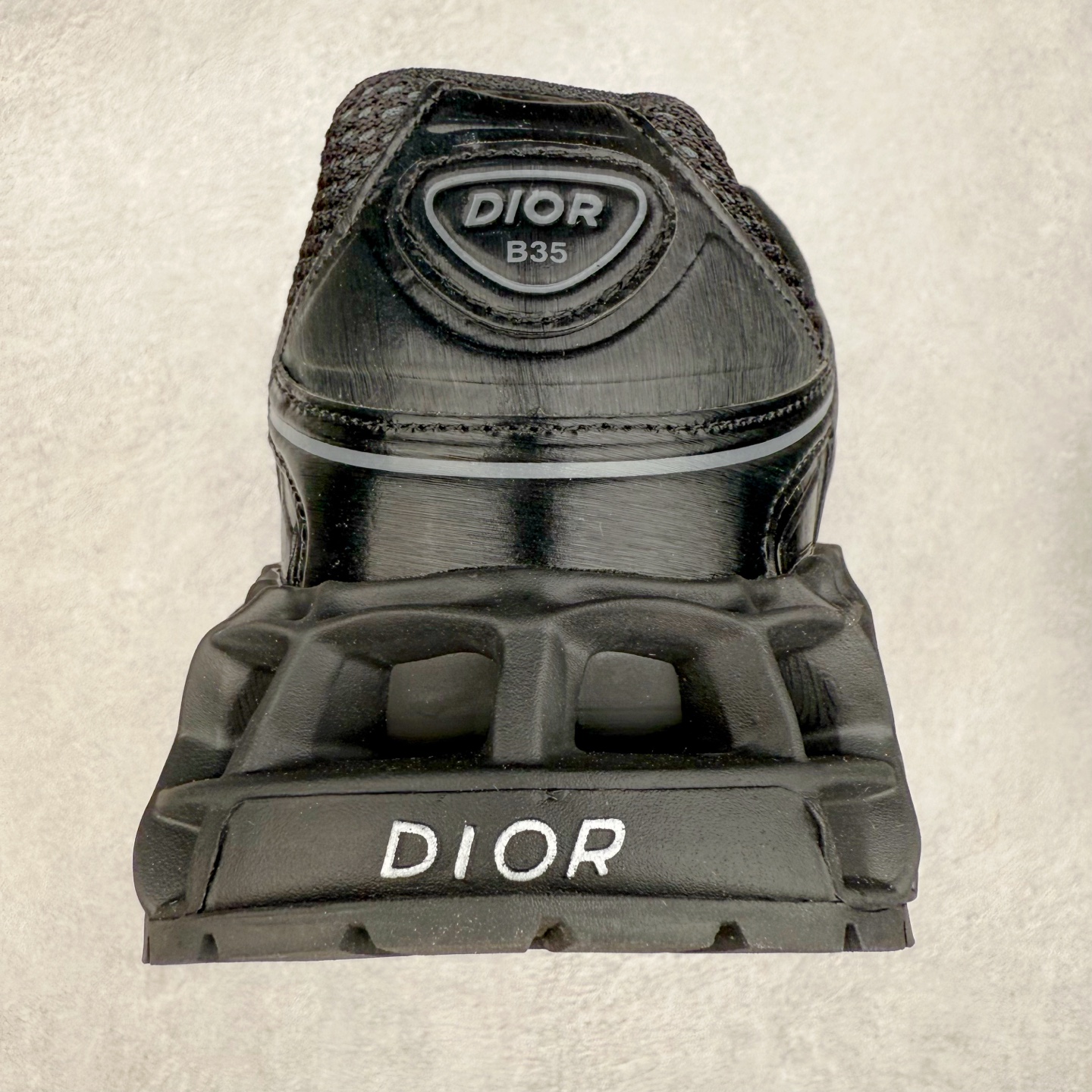 图片[8]-Dior x Kaws迪奥 联名款B35胶囊系列 镂空 网面 原版购入开发 做货 这款名为B35 NXT 的新款运动鞋，采用了 3D打印技术制成镂空式鞋底，鞋身部分则是十分契合当下审美的老爹鞋样式网面拼接与流畅线条布局，将复古千禧感与现代科技感浑然融为一体；且从当前已曝光的版本来看，这双新鞋款还提供了亮色系、暗色系，以及复古低饱和色系等不同风格配色方案选择，在不同风格造型中都有着十分不俗的兼容性。将前沿科技与复古审美相结合的鞋履新作 配送专柜精美包装🛍📦 ▪面料： 原版定制进口网面+科技面料 ▪内里：定制进口透气网里 ▪鞋底：原版开模防滑橡胶材质 ▪底厚：6CM ▪尺码： 35-45-选品中心