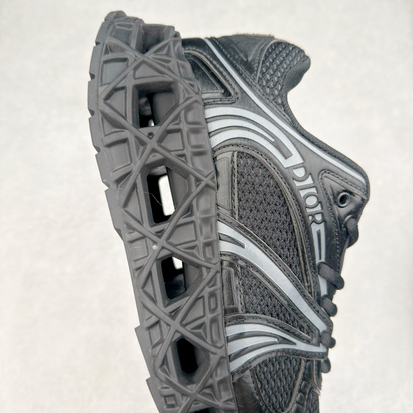 图片[6]-Dior x Kaws迪奥 联名款B35胶囊系列 镂空 网面 原版购入开发 做货 这款名为B35 NXT 的新款运动鞋，采用了 3D打印技术制成镂空式鞋底，鞋身部分则是十分契合当下审美的老爹鞋样式网面拼接与流畅线条布局，将复古千禧感与现代科技感浑然融为一体；且从当前已曝光的版本来看，这双新鞋款还提供了亮色系、暗色系，以及复古低饱和色系等不同风格配色方案选择，在不同风格造型中都有着十分不俗的兼容性。将前沿科技与复古审美相结合的鞋履新作 配送专柜精美包装🛍📦 ▪面料： 原版定制进口网面+科技面料 ▪内里：定制进口透气网里 ▪鞋底：原版开模防滑橡胶材质 ▪底厚：6CM ▪尺码： 35-45-选品中心