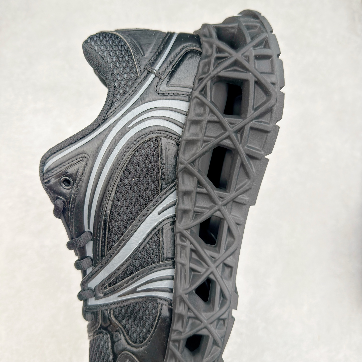 图片[7]-Dior x Kaws迪奥 联名款B35胶囊系列 镂空 网面 原版购入开发 做货 这款名为B35 NXT 的新款运动鞋，采用了 3D打印技术制成镂空式鞋底，鞋身部分则是十分契合当下审美的老爹鞋样式网面拼接与流畅线条布局，将复古千禧感与现代科技感浑然融为一体；且从当前已曝光的版本来看，这双新鞋款还提供了亮色系、暗色系，以及复古低饱和色系等不同风格配色方案选择，在不同风格造型中都有着十分不俗的兼容性。将前沿科技与复古审美相结合的鞋履新作 配送专柜精美包装🛍📦 ▪面料： 原版定制进口网面+科技面料 ▪内里：定制进口透气网里 ▪鞋底：原版开模防滑橡胶材质 ▪底厚：6CM ▪尺码： 35-45-选品中心