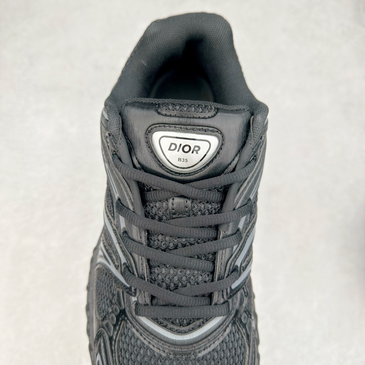 图片[5]-Dior x Kaws迪奥 联名款B35胶囊系列 镂空 网面 原版购入开发 做货 这款名为B35 NXT 的新款运动鞋，采用了 3D打印技术制成镂空式鞋底，鞋身部分则是十分契合当下审美的老爹鞋样式网面拼接与流畅线条布局，将复古千禧感与现代科技感浑然融为一体；且从当前已曝光的版本来看，这双新鞋款还提供了亮色系、暗色系，以及复古低饱和色系等不同风格配色方案选择，在不同风格造型中都有着十分不俗的兼容性。将前沿科技与复古审美相结合的鞋履新作 配送专柜精美包装🛍📦 ▪面料： 原版定制进口网面+科技面料 ▪内里：定制进口透气网里 ▪鞋底：原版开模防滑橡胶材质 ▪底厚：6CM ▪尺码： 35-45-选品中心