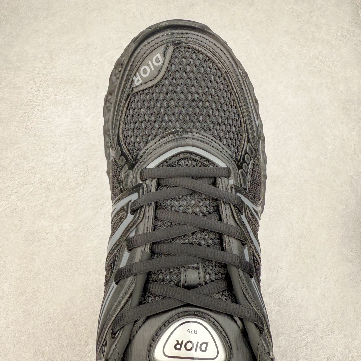 图片[4]-Dior x Kaws迪奥 联名款B35胶囊系列 镂空 网面 原版购入开发 做货 这款名为B35 NXT 的新款运动鞋，采用了 3D打印技术制成镂空式鞋底，鞋身部分则是十分契合当下审美的老爹鞋样式网面拼接与流畅线条布局，将复古千禧感与现代科技感浑然融为一体；且从当前已曝光的版本来看，这双新鞋款还提供了亮色系、暗色系，以及复古低饱和色系等不同风格配色方案选择，在不同风格造型中都有着十分不俗的兼容性。将前沿科技与复古审美相结合的鞋履新作 配送专柜精美包装🛍📦 ▪面料： 原版定制进口网面+科技面料 ▪内里：定制进口透气网里 ▪鞋底：原版开模防滑橡胶材质 ▪底厚：6CM ▪尺码： 35-45-选品中心