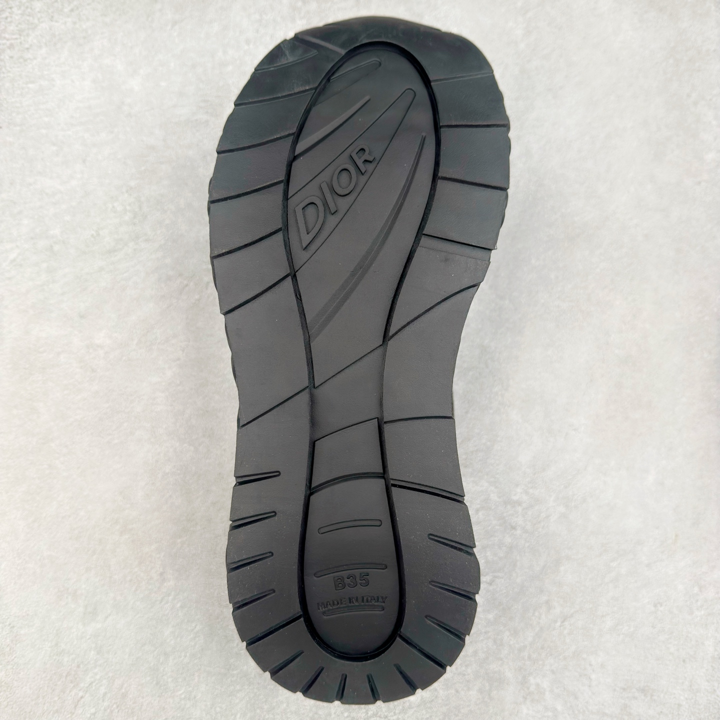 图片[9]-Dior x Kaws迪奥 联名款B35胶囊系列 镂空 网面 原版购入开发 做货 这款名为B35 NXT 的新款运动鞋，采用了 3D打印技术制成镂空式鞋底，鞋身部分则是十分契合当下审美的老爹鞋样式网面拼接与流畅线条布局，将复古千禧感与现代科技感浑然融为一体；且从当前已曝光的版本来看，这双新鞋款还提供了亮色系、暗色系，以及复古低饱和色系等不同风格配色方案选择，在不同风格造型中都有着十分不俗的兼容性。将前沿科技与复古审美相结合的鞋履新作 配送专柜精美包装🛍📦 ▪面料： 原版定制进口网面+科技面料 ▪内里：定制进口透气网里 ▪鞋底：原版开模防滑橡胶材质 ▪底厚：6CM ▪尺码： 35-45-选品中心