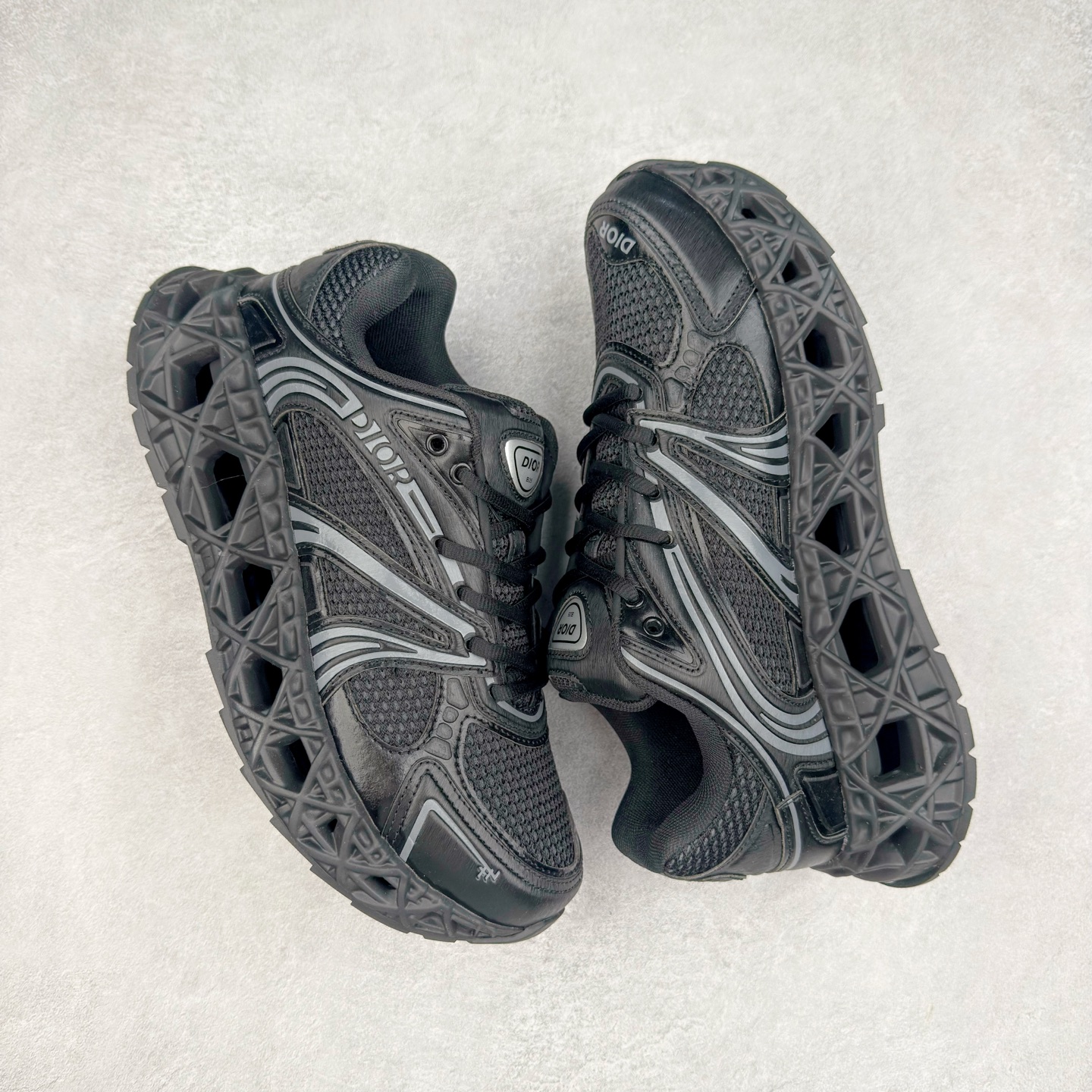 图片[3]-Dior x Kaws迪奥 联名款B35胶囊系列 镂空 网面 原版购入开发 做货 这款名为B35 NXT 的新款运动鞋，采用了 3D打印技术制成镂空式鞋底，鞋身部分则是十分契合当下审美的老爹鞋样式网面拼接与流畅线条布局，将复古千禧感与现代科技感浑然融为一体；且从当前已曝光的版本来看，这双新鞋款还提供了亮色系、暗色系，以及复古低饱和色系等不同风格配色方案选择，在不同风格造型中都有着十分不俗的兼容性。将前沿科技与复古审美相结合的鞋履新作 配送专柜精美包装🛍📦 ▪面料： 原版定制进口网面+科技面料 ▪内里：定制进口透气网里 ▪鞋底：原版开模防滑橡胶材质 ▪底厚：6CM ▪尺码： 35-45-选品中心