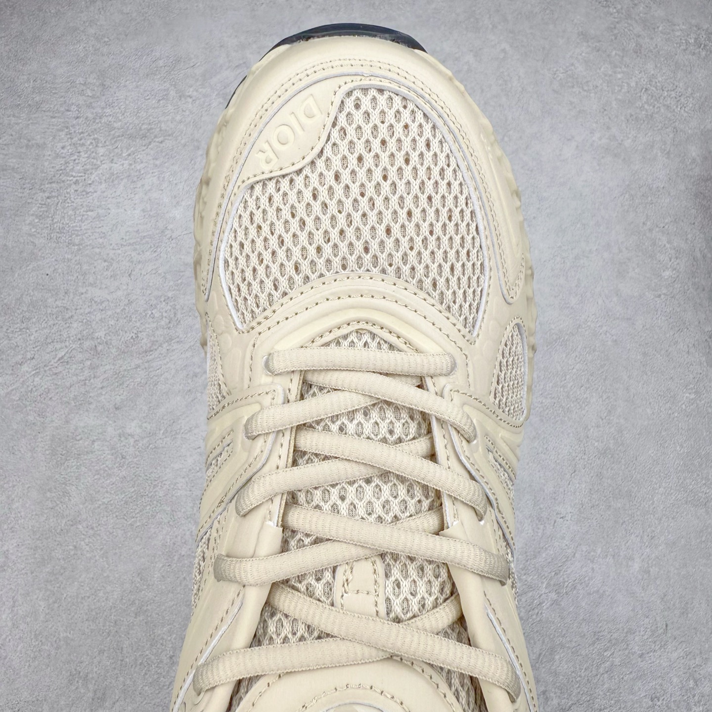 图片[4]-Dior x Kaws迪奥 联名款B35胶囊系列 镂空 网面 原版购入开发 做货 这款名为B35 NXT 的新款运动鞋，采用了 3D打印技术制成镂空式鞋底，鞋身部分则是十分契合当下审美的老爹鞋样式网面拼接与流畅线条布局，将复古千禧感与现代科技感浑然融为一体；且从当前已曝光的版本来看，这双新鞋款还提供了亮色系、暗色系，以及复古低饱和色系等不同风格配色方案选择，在不同风格造型中都有着十分不俗的兼容性。将前沿科技与复古审美相结合的鞋履新作 配送专柜精美包装🛍📦 ▪面料： 原版定制进口网面+科技面料 ▪内里：定制进口透气网里 ▪鞋底：原版开模防滑橡胶材质 ▪底厚：6CM ▪尺码： 35-45-选品中心