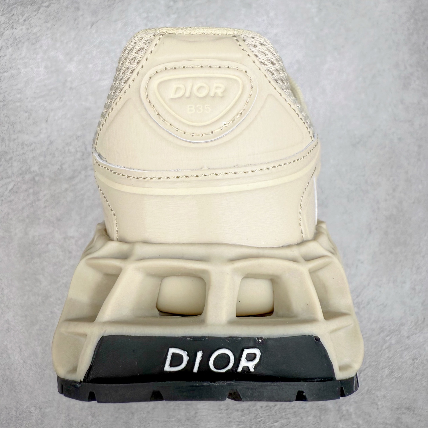 图片[8]-Dior x Kaws迪奥 联名款B35胶囊系列 镂空 网面 原版购入开发 做货 这款名为B35 NXT 的新款运动鞋，采用了 3D打印技术制成镂空式鞋底，鞋身部分则是十分契合当下审美的老爹鞋样式网面拼接与流畅线条布局，将复古千禧感与现代科技感浑然融为一体；且从当前已曝光的版本来看，这双新鞋款还提供了亮色系、暗色系，以及复古低饱和色系等不同风格配色方案选择，在不同风格造型中都有着十分不俗的兼容性。将前沿科技与复古审美相结合的鞋履新作 配送专柜精美包装🛍📦 ▪面料： 原版定制进口网面+科技面料 ▪内里：定制进口透气网里 ▪鞋底：原版开模防滑橡胶材质 ▪底厚：6CM ▪尺码： 35-45-选品中心