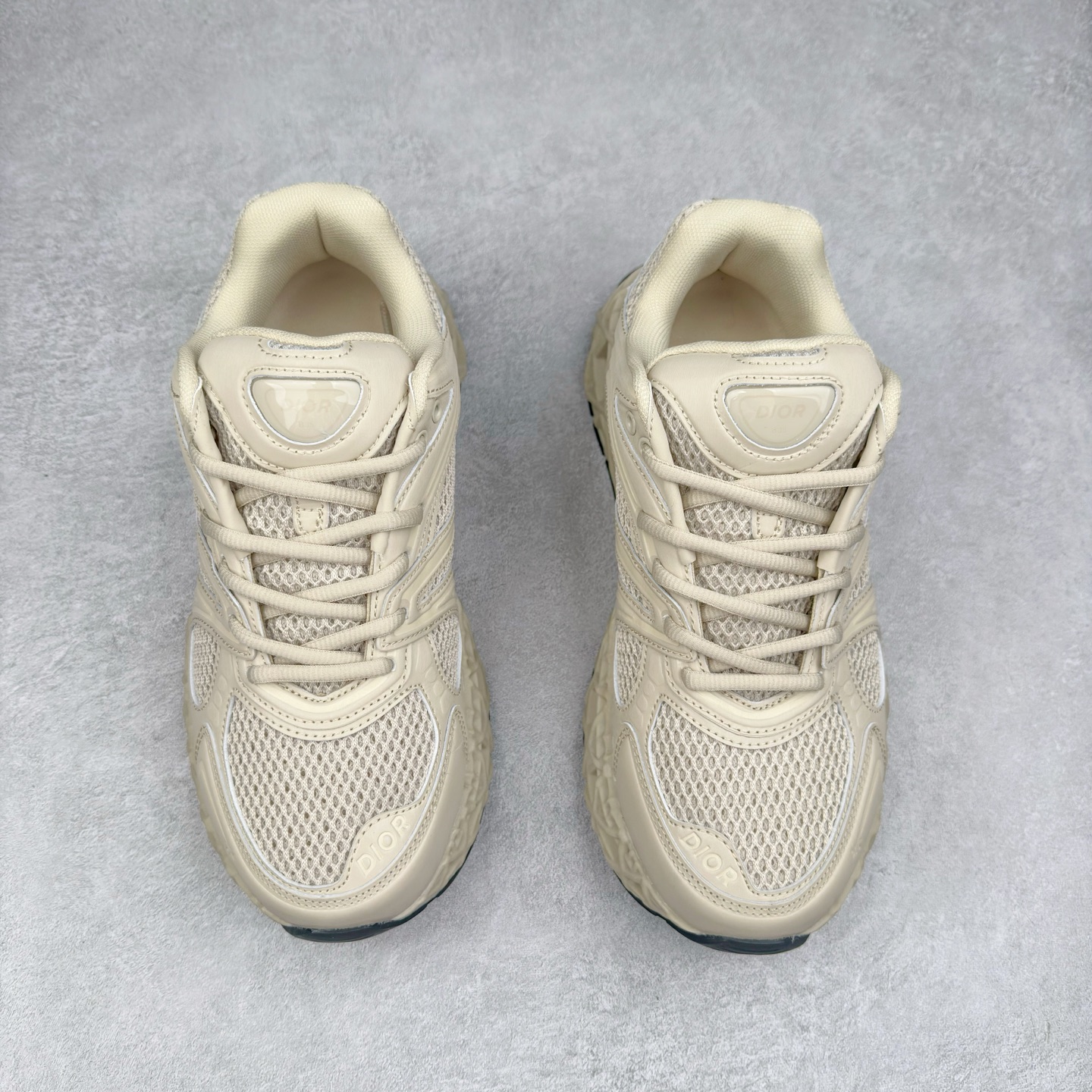 图片[2]-Dior x Kaws迪奥 联名款B35胶囊系列 镂空 网面 原版购入开发 做货 这款名为B35 NXT 的新款运动鞋，采用了 3D打印技术制成镂空式鞋底，鞋身部分则是十分契合当下审美的老爹鞋样式网面拼接与流畅线条布局，将复古千禧感与现代科技感浑然融为一体；且从当前已曝光的版本来看，这双新鞋款还提供了亮色系、暗色系，以及复古低饱和色系等不同风格配色方案选择，在不同风格造型中都有着十分不俗的兼容性。将前沿科技与复古审美相结合的鞋履新作 配送专柜精美包装🛍📦 ▪面料： 原版定制进口网面+科技面料 ▪内里：定制进口透气网里 ▪鞋底：原版开模防滑橡胶材质 ▪底厚：6CM ▪尺码： 35-45-选品中心