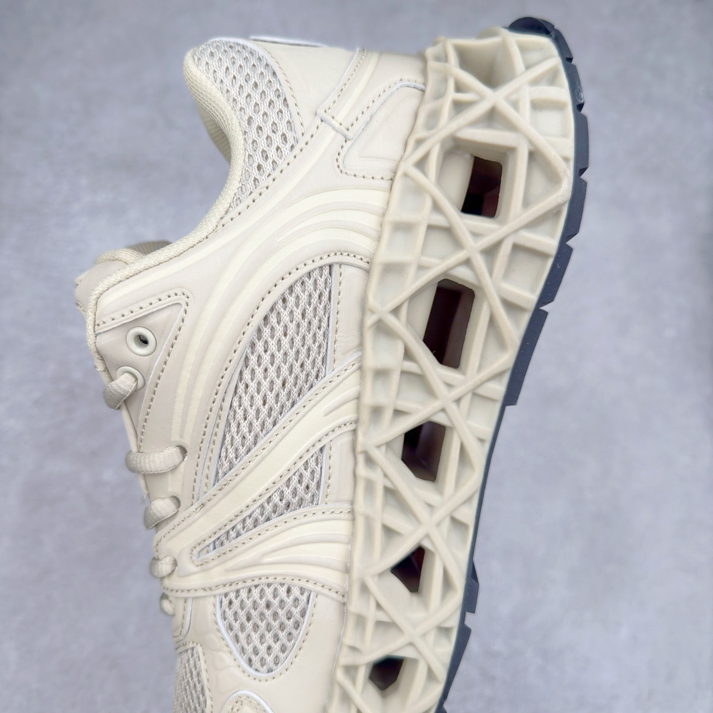 图片[7]-Dior x Kaws迪奥 联名款B35胶囊系列 镂空 网面 原版购入开发 做货 这款名为B35 NXT 的新款运动鞋，采用了 3D打印技术制成镂空式鞋底，鞋身部分则是十分契合当下审美的老爹鞋样式网面拼接与流畅线条布局，将复古千禧感与现代科技感浑然融为一体；且从当前已曝光的版本来看，这双新鞋款还提供了亮色系、暗色系，以及复古低饱和色系等不同风格配色方案选择，在不同风格造型中都有着十分不俗的兼容性。将前沿科技与复古审美相结合的鞋履新作 配送专柜精美包装🛍📦 ▪面料： 原版定制进口网面+科技面料 ▪内里：定制进口透气网里 ▪鞋底：原版开模防滑橡胶材质 ▪底厚：6CM ▪尺码： 35-45-选品中心