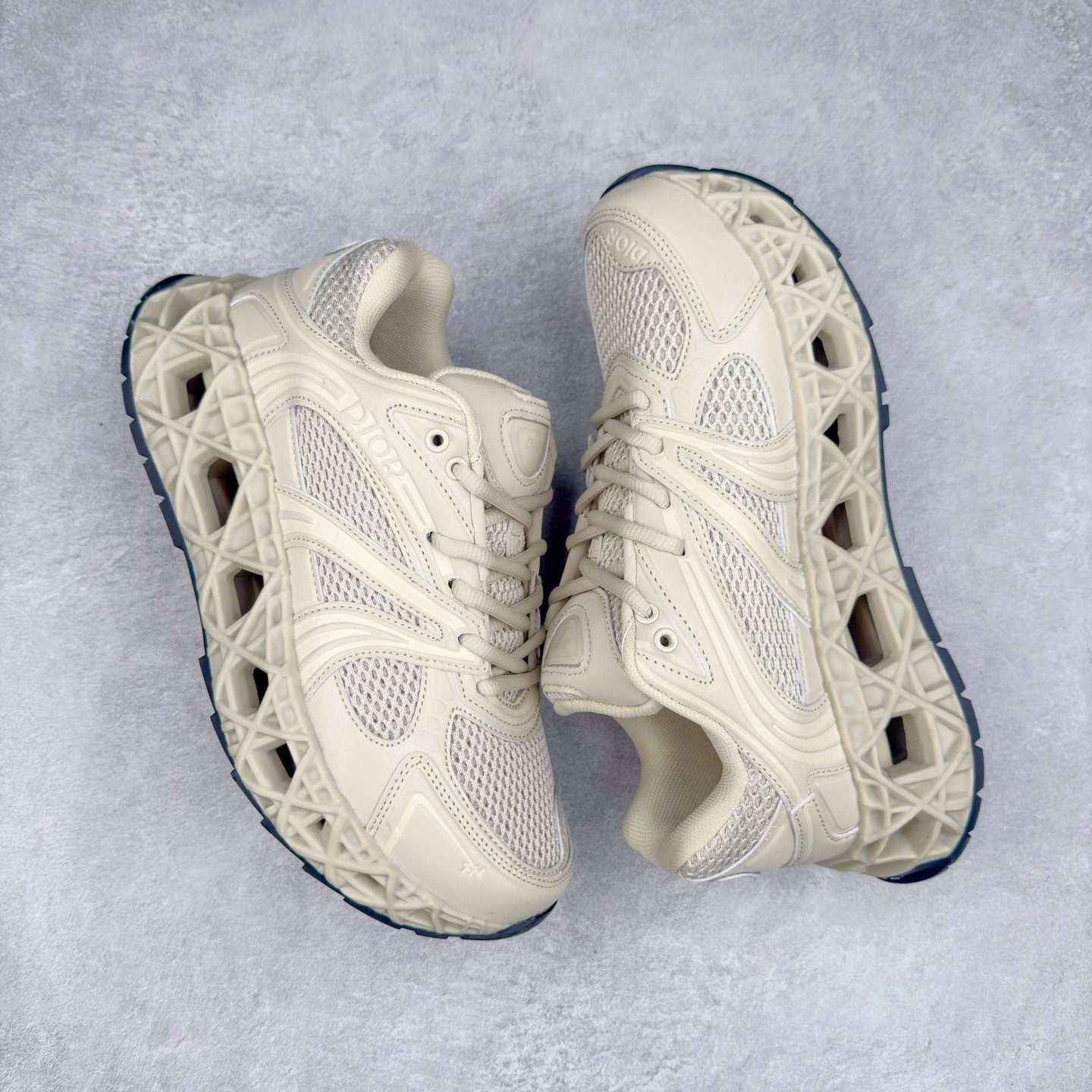 图片[3]-Dior x Kaws迪奥 联名款B35胶囊系列 镂空 网面 原版购入开发 做货 这款名为B35 NXT 的新款运动鞋，采用了 3D打印技术制成镂空式鞋底，鞋身部分则是十分契合当下审美的老爹鞋样式网面拼接与流畅线条布局，将复古千禧感与现代科技感浑然融为一体；且从当前已曝光的版本来看，这双新鞋款还提供了亮色系、暗色系，以及复古低饱和色系等不同风格配色方案选择，在不同风格造型中都有着十分不俗的兼容性。将前沿科技与复古审美相结合的鞋履新作 配送专柜精美包装🛍📦 ▪面料： 原版定制进口网面+科技面料 ▪内里：定制进口透气网里 ▪鞋底：原版开模防滑橡胶材质 ▪底厚：6CM ▪尺码： 35-45-选品中心