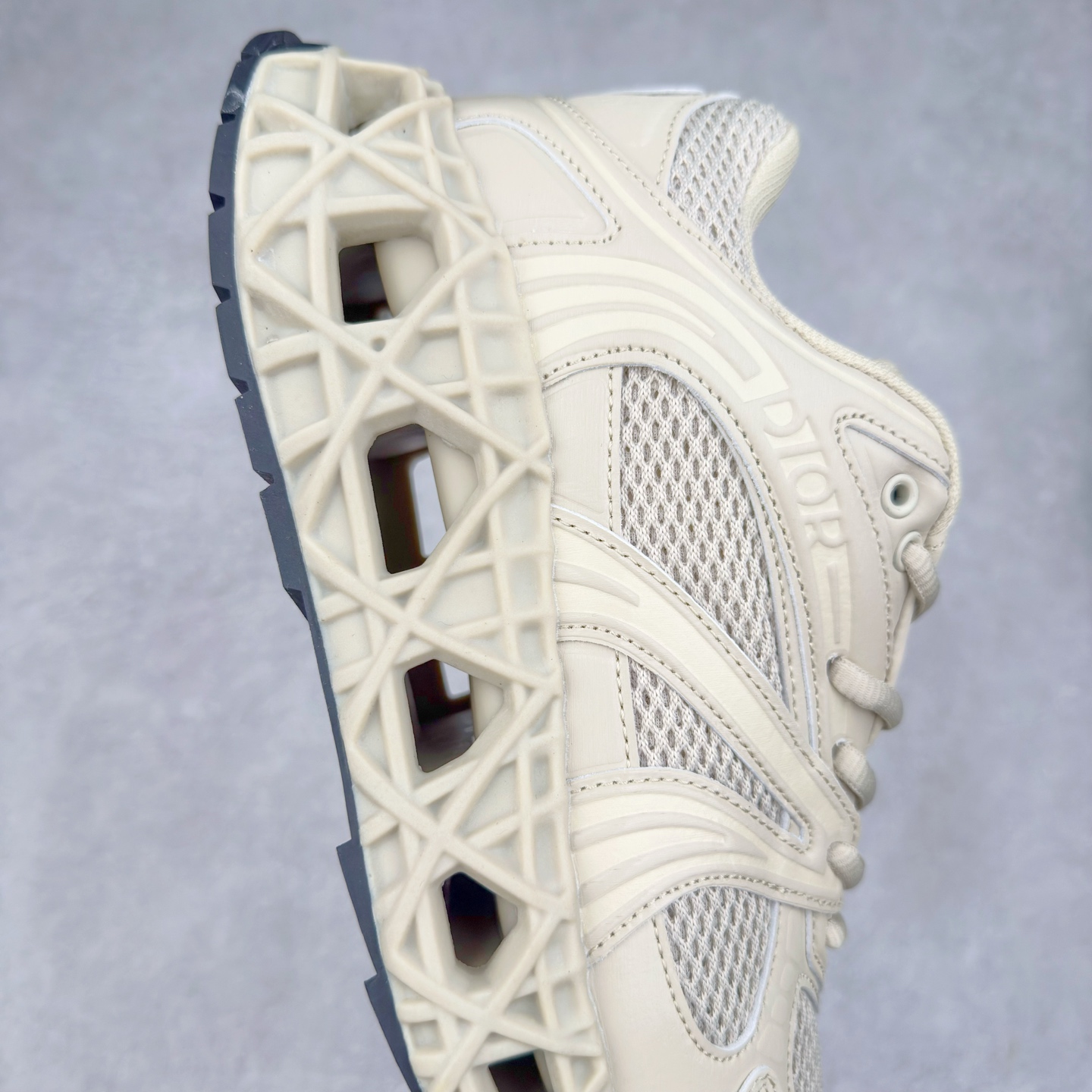 图片[6]-Dior x Kaws迪奥 联名款B35胶囊系列 镂空 网面 原版购入开发 做货 这款名为B35 NXT 的新款运动鞋，采用了 3D打印技术制成镂空式鞋底，鞋身部分则是十分契合当下审美的老爹鞋样式网面拼接与流畅线条布局，将复古千禧感与现代科技感浑然融为一体；且从当前已曝光的版本来看，这双新鞋款还提供了亮色系、暗色系，以及复古低饱和色系等不同风格配色方案选择，在不同风格造型中都有着十分不俗的兼容性。将前沿科技与复古审美相结合的鞋履新作 配送专柜精美包装🛍📦 ▪面料： 原版定制进口网面+科技面料 ▪内里：定制进口透气网里 ▪鞋底：原版开模防滑橡胶材质 ▪底厚：6CM ▪尺码： 35-45-选品中心