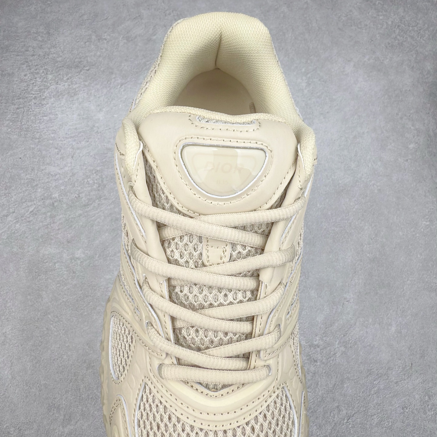 图片[5]-Dior x Kaws迪奥 联名款B35胶囊系列 镂空 网面 原版购入开发 做货 这款名为B35 NXT 的新款运动鞋，采用了 3D打印技术制成镂空式鞋底，鞋身部分则是十分契合当下审美的老爹鞋样式网面拼接与流畅线条布局，将复古千禧感与现代科技感浑然融为一体；且从当前已曝光的版本来看，这双新鞋款还提供了亮色系、暗色系，以及复古低饱和色系等不同风格配色方案选择，在不同风格造型中都有着十分不俗的兼容性。将前沿科技与复古审美相结合的鞋履新作 配送专柜精美包装🛍📦 ▪面料： 原版定制进口网面+科技面料 ▪内里：定制进口透气网里 ▪鞋底：原版开模防滑橡胶材质 ▪底厚：6CM ▪尺码： 35-45-选品中心