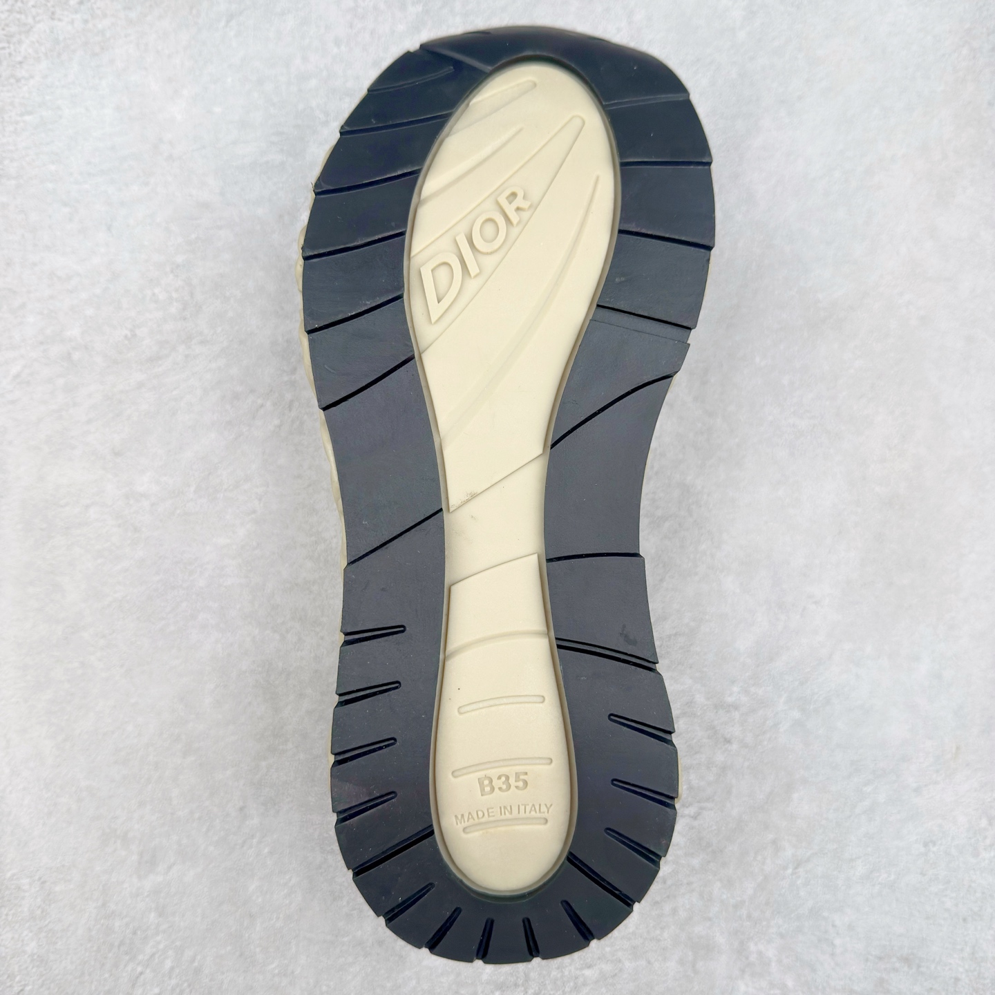 图片[9]-Dior x Kaws迪奥 联名款B35胶囊系列 镂空 网面 原版购入开发 做货 这款名为B35 NXT 的新款运动鞋，采用了 3D打印技术制成镂空式鞋底，鞋身部分则是十分契合当下审美的老爹鞋样式网面拼接与流畅线条布局，将复古千禧感与现代科技感浑然融为一体；且从当前已曝光的版本来看，这双新鞋款还提供了亮色系、暗色系，以及复古低饱和色系等不同风格配色方案选择，在不同风格造型中都有着十分不俗的兼容性。将前沿科技与复古审美相结合的鞋履新作 配送专柜精美包装🛍📦 ▪面料： 原版定制进口网面+科技面料 ▪内里：定制进口透气网里 ▪鞋底：原版开模防滑橡胶材质 ▪底厚：6CM ▪尺码： 35-45-选品中心