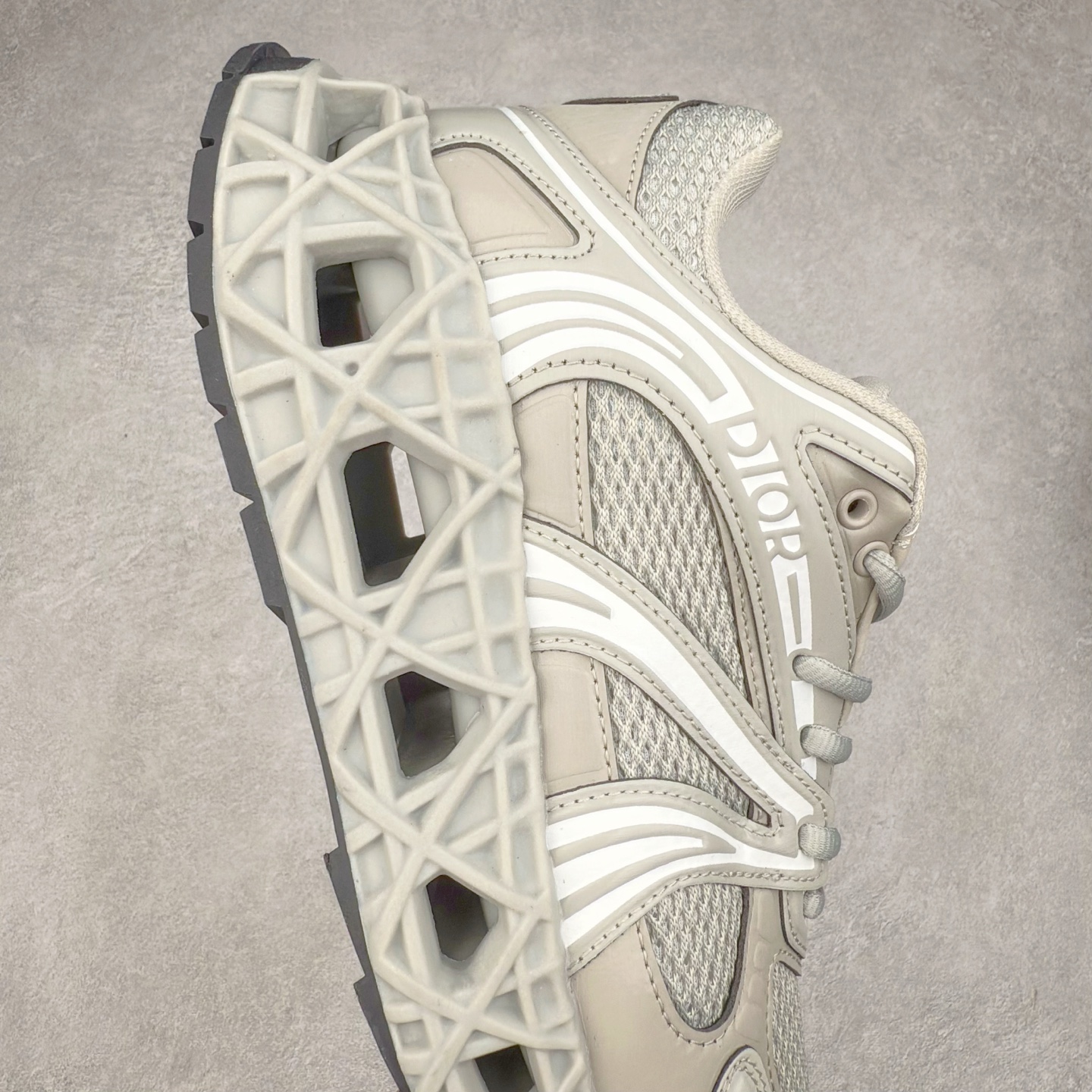 图片[6]-Dior x Kaws迪奥 联名款B35胶囊系列 镂空 网面 原版购入开发 做货 这款名为B35 NXT 的新款运动鞋，采用了 3D打印技术制成镂空式鞋底，鞋身部分则是十分契合当下审美的老爹鞋样式网面拼接与流畅线条布局，将复古千禧感与现代科技感浑然融为一体；且从当前已曝光的版本来看，这双新鞋款还提供了亮色系、暗色系，以及复古低饱和色系等不同风格配色方案选择，在不同风格造型中都有着十分不俗的兼容性。将前沿科技与复古审美相结合的鞋履新作 配送专柜精美包装🛍📦 ▪面料： 原版定制进口网面+科技面料 ▪内里：定制进口透气网里 ▪鞋底：原版开模防滑橡胶材质 ▪底厚：6CM ▪尺码： 35-45-选品中心