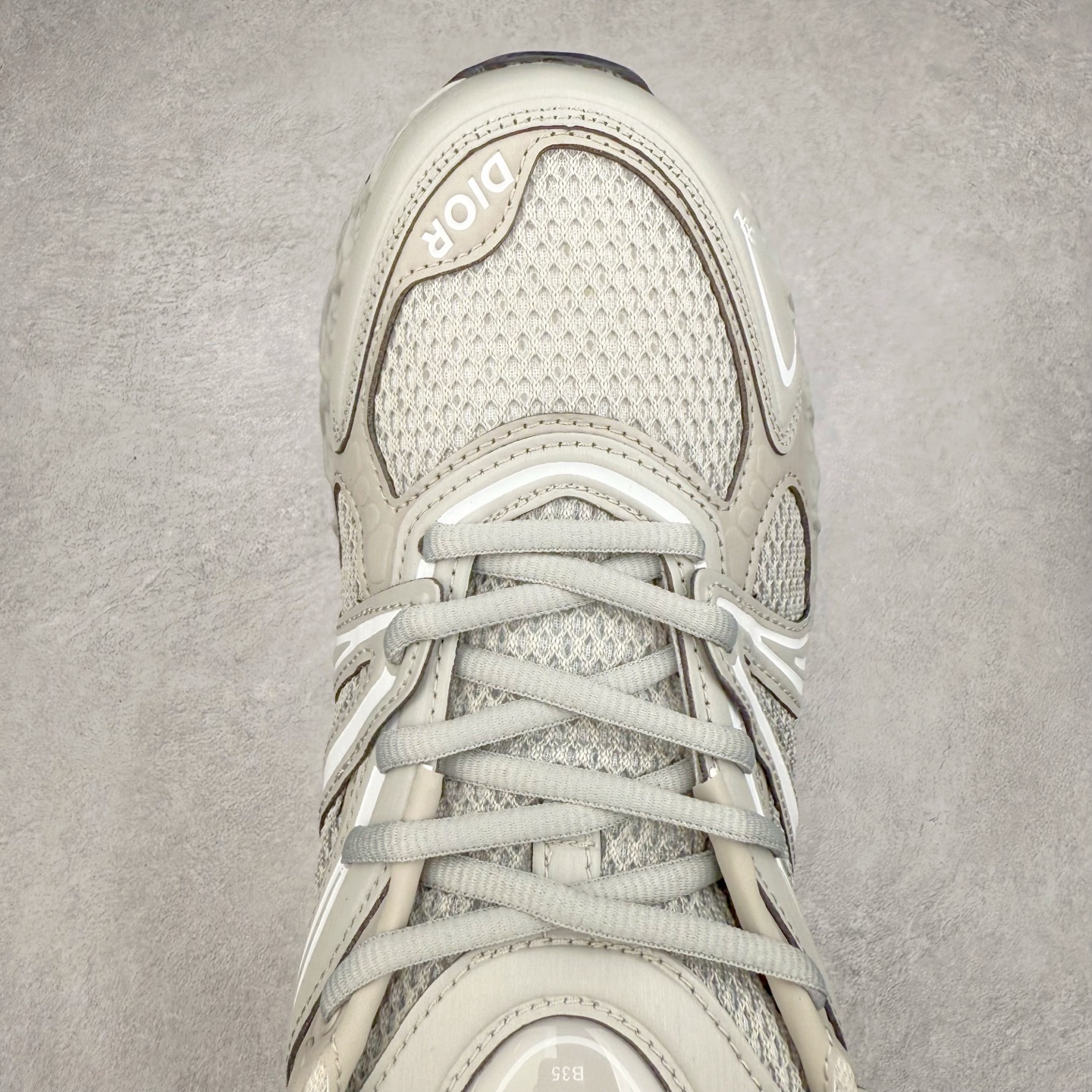 图片[4]-Dior x Kaws迪奥 联名款B35胶囊系列 镂空 网面 原版购入开发 做货 这款名为B35 NXT 的新款运动鞋，采用了 3D打印技术制成镂空式鞋底，鞋身部分则是十分契合当下审美的老爹鞋样式网面拼接与流畅线条布局，将复古千禧感与现代科技感浑然融为一体；且从当前已曝光的版本来看，这双新鞋款还提供了亮色系、暗色系，以及复古低饱和色系等不同风格配色方案选择，在不同风格造型中都有着十分不俗的兼容性。将前沿科技与复古审美相结合的鞋履新作 配送专柜精美包装🛍📦 ▪面料： 原版定制进口网面+科技面料 ▪内里：定制进口透气网里 ▪鞋底：原版开模防滑橡胶材质 ▪底厚：6CM ▪尺码： 35-45-选品中心