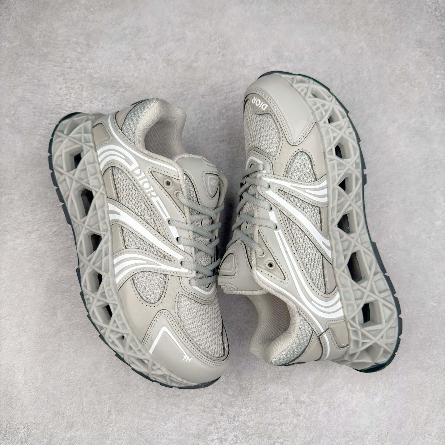 图片[3]-Dior x Kaws迪奥 联名款B35胶囊系列 镂空 网面 原版购入开发 做货 这款名为B35 NXT 的新款运动鞋，采用了 3D打印技术制成镂空式鞋底，鞋身部分则是十分契合当下审美的老爹鞋样式网面拼接与流畅线条布局，将复古千禧感与现代科技感浑然融为一体；且从当前已曝光的版本来看，这双新鞋款还提供了亮色系、暗色系，以及复古低饱和色系等不同风格配色方案选择，在不同风格造型中都有着十分不俗的兼容性。将前沿科技与复古审美相结合的鞋履新作 配送专柜精美包装🛍📦 ▪面料： 原版定制进口网面+科技面料 ▪内里：定制进口透气网里 ▪鞋底：原版开模防滑橡胶材质 ▪底厚：6CM ▪尺码： 35-45-选品中心