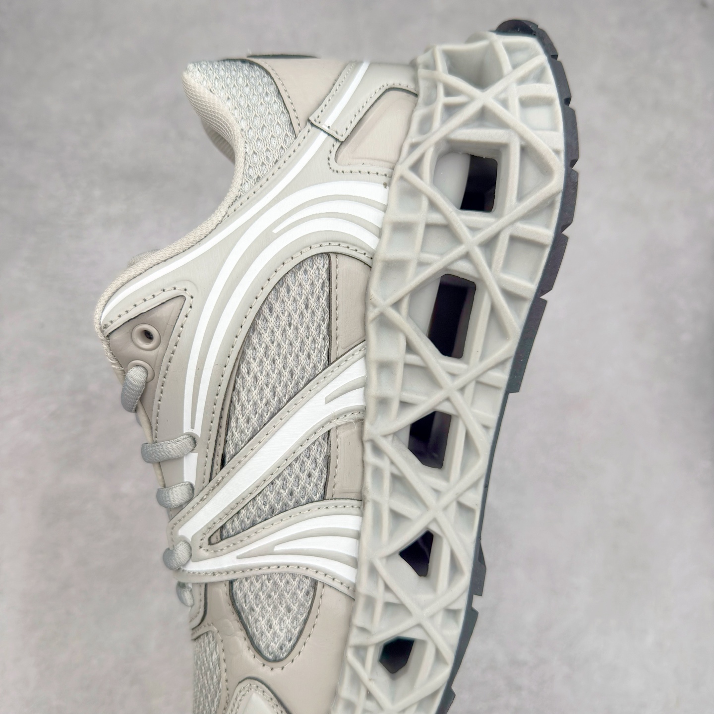 图片[7]-Dior x Kaws迪奥 联名款B35胶囊系列 镂空 网面 原版购入开发 做货 这款名为B35 NXT 的新款运动鞋，采用了 3D打印技术制成镂空式鞋底，鞋身部分则是十分契合当下审美的老爹鞋样式网面拼接与流畅线条布局，将复古千禧感与现代科技感浑然融为一体；且从当前已曝光的版本来看，这双新鞋款还提供了亮色系、暗色系，以及复古低饱和色系等不同风格配色方案选择，在不同风格造型中都有着十分不俗的兼容性。将前沿科技与复古审美相结合的鞋履新作 配送专柜精美包装🛍📦 ▪面料： 原版定制进口网面+科技面料 ▪内里：定制进口透气网里 ▪鞋底：原版开模防滑橡胶材质 ▪底厚：6CM ▪尺码： 35-45-选品中心