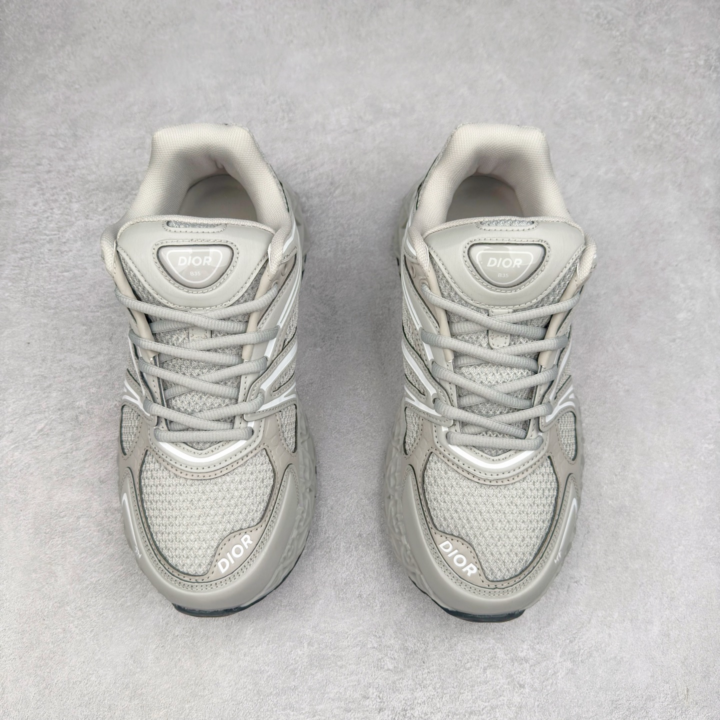 图片[2]-Dior x Kaws迪奥 联名款B35胶囊系列 镂空 网面 原版购入开发 做货 这款名为B35 NXT 的新款运动鞋，采用了 3D打印技术制成镂空式鞋底，鞋身部分则是十分契合当下审美的老爹鞋样式网面拼接与流畅线条布局，将复古千禧感与现代科技感浑然融为一体；且从当前已曝光的版本来看，这双新鞋款还提供了亮色系、暗色系，以及复古低饱和色系等不同风格配色方案选择，在不同风格造型中都有着十分不俗的兼容性。将前沿科技与复古审美相结合的鞋履新作 配送专柜精美包装🛍📦 ▪面料： 原版定制进口网面+科技面料 ▪内里：定制进口透气网里 ▪鞋底：原版开模防滑橡胶材质 ▪底厚：6CM ▪尺码： 35-45-选品中心