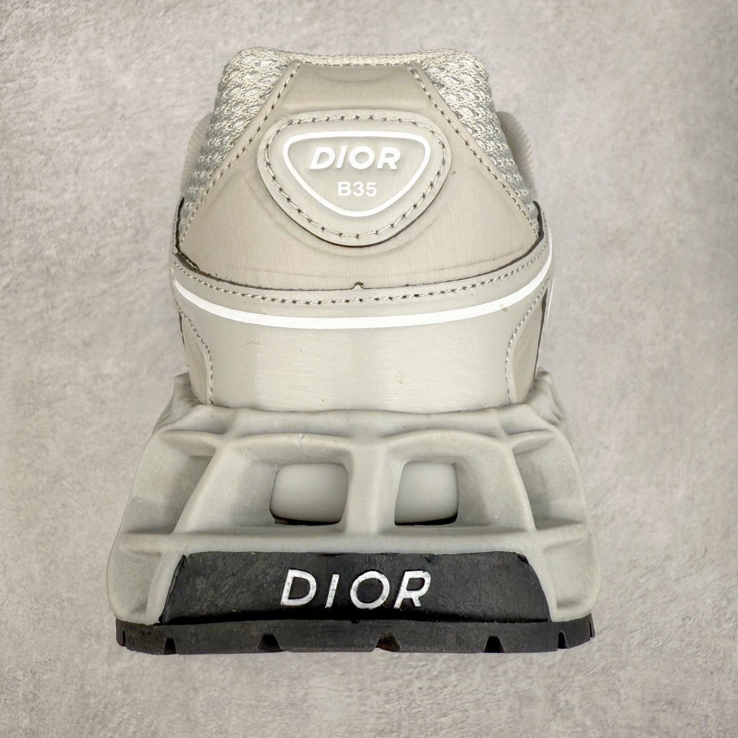 图片[8]-Dior x Kaws迪奥 联名款B35胶囊系列 镂空 网面 原版购入开发 做货 这款名为B35 NXT 的新款运动鞋，采用了 3D打印技术制成镂空式鞋底，鞋身部分则是十分契合当下审美的老爹鞋样式网面拼接与流畅线条布局，将复古千禧感与现代科技感浑然融为一体；且从当前已曝光的版本来看，这双新鞋款还提供了亮色系、暗色系，以及复古低饱和色系等不同风格配色方案选择，在不同风格造型中都有着十分不俗的兼容性。将前沿科技与复古审美相结合的鞋履新作 配送专柜精美包装🛍📦 ▪面料： 原版定制进口网面+科技面料 ▪内里：定制进口透气网里 ▪鞋底：原版开模防滑橡胶材质 ▪底厚：6CM ▪尺码： 35-45-选品中心