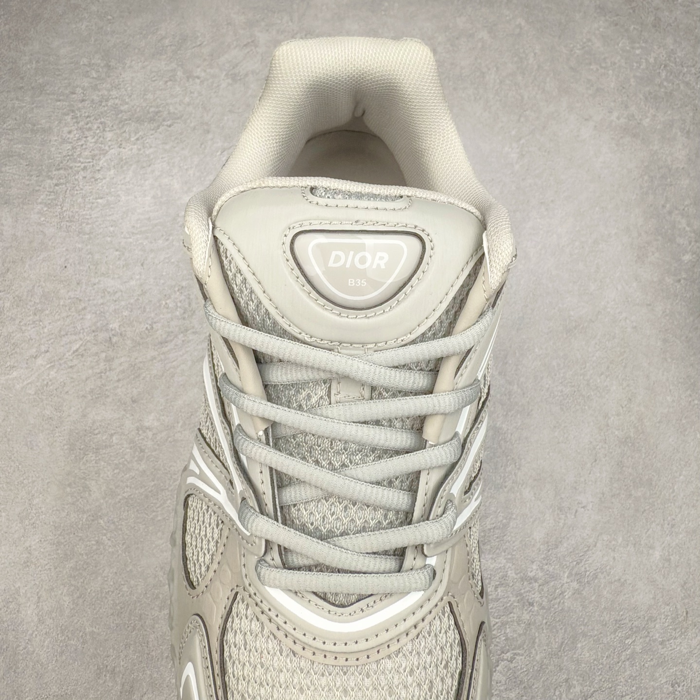 图片[5]-Dior x Kaws迪奥 联名款B35胶囊系列 镂空 网面 原版购入开发 做货 这款名为B35 NXT 的新款运动鞋，采用了 3D打印技术制成镂空式鞋底，鞋身部分则是十分契合当下审美的老爹鞋样式网面拼接与流畅线条布局，将复古千禧感与现代科技感浑然融为一体；且从当前已曝光的版本来看，这双新鞋款还提供了亮色系、暗色系，以及复古低饱和色系等不同风格配色方案选择，在不同风格造型中都有着十分不俗的兼容性。将前沿科技与复古审美相结合的鞋履新作 配送专柜精美包装🛍📦 ▪面料： 原版定制进口网面+科技面料 ▪内里：定制进口透气网里 ▪鞋底：原版开模防滑橡胶材质 ▪底厚：6CM ▪尺码： 35-45-选品中心