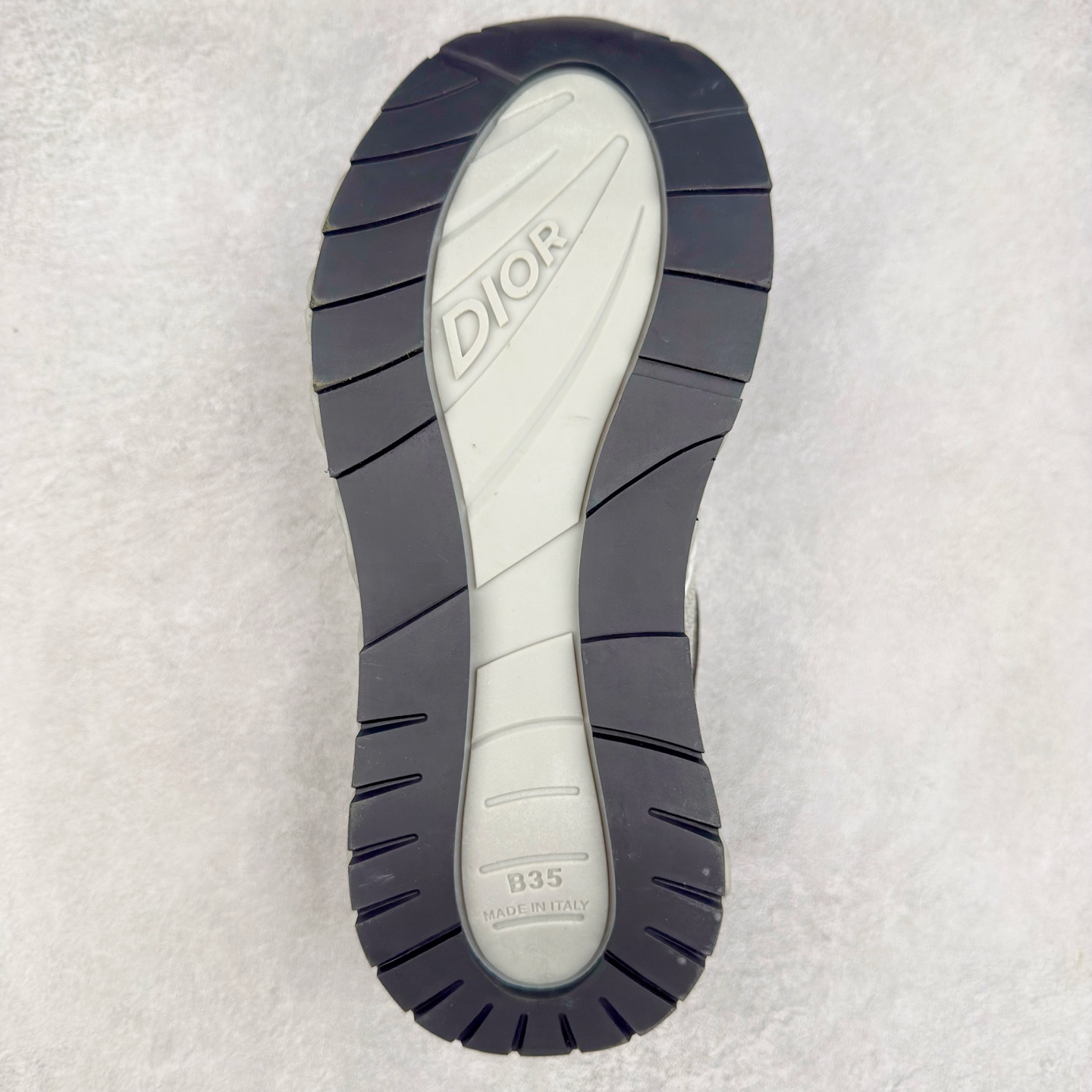 图片[9]-Dior x Kaws迪奥 联名款B35胶囊系列 镂空 网面 原版购入开发 做货 这款名为B35 NXT 的新款运动鞋，采用了 3D打印技术制成镂空式鞋底，鞋身部分则是十分契合当下审美的老爹鞋样式网面拼接与流畅线条布局，将复古千禧感与现代科技感浑然融为一体；且从当前已曝光的版本来看，这双新鞋款还提供了亮色系、暗色系，以及复古低饱和色系等不同风格配色方案选择，在不同风格造型中都有着十分不俗的兼容性。将前沿科技与复古审美相结合的鞋履新作 配送专柜精美包装🛍📦 ▪面料： 原版定制进口网面+科技面料 ▪内里：定制进口透气网里 ▪鞋底：原版开模防滑橡胶材质 ▪底厚：6CM ▪尺码： 35-45-选品中心