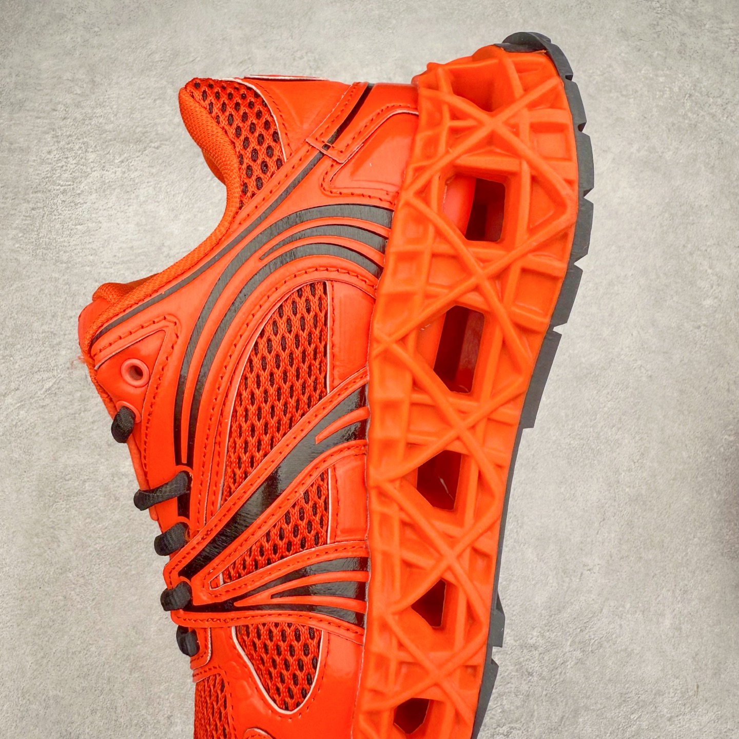 图片[7]-Dior x Kaws迪奥 联名款B35胶囊系列 镂空 网面 原版购入开发 做货 这款名为B35 NXT 的新款运动鞋，采用了 3D打印技术制成镂空式鞋底，鞋身部分则是十分契合当下审美的老爹鞋样式网面拼接与流畅线条布局，将复古千禧感与现代科技感浑然融为一体；且从当前已曝光的版本来看，这双新鞋款还提供了亮色系、暗色系，以及复古低饱和色系等不同风格配色方案选择，在不同风格造型中都有着十分不俗的兼容性。将前沿科技与复古审美相结合的鞋履新作 配送专柜精美包装🛍📦 ▪面料： 原版定制进口网面+科技面料 ▪内里：定制进口透气网里 ▪鞋底：原版开模防滑橡胶材质 ▪底厚：6CM ▪尺码： 35-45-选品中心