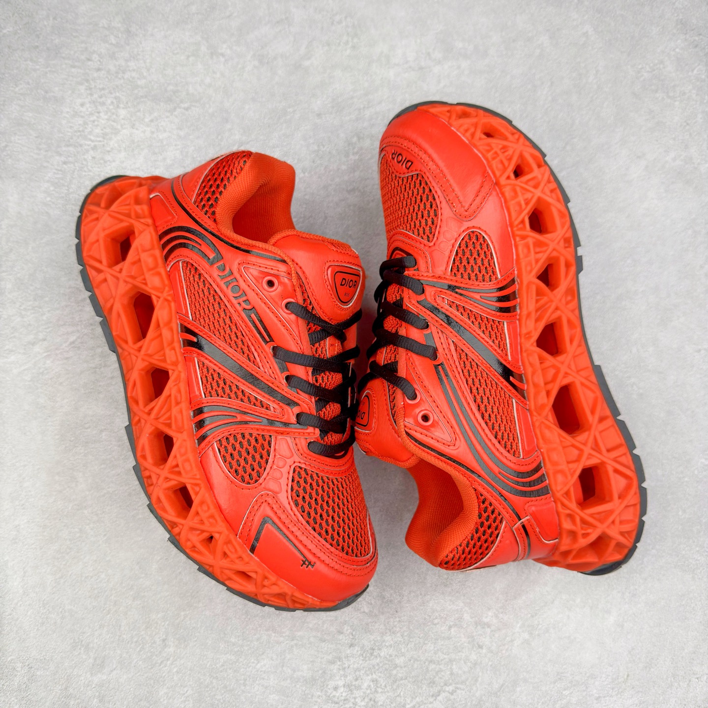 图片[3]-Dior x Kaws迪奥 联名款B35胶囊系列 镂空 网面 原版购入开发 做货 这款名为B35 NXT 的新款运动鞋，采用了 3D打印技术制成镂空式鞋底，鞋身部分则是十分契合当下审美的老爹鞋样式网面拼接与流畅线条布局，将复古千禧感与现代科技感浑然融为一体；且从当前已曝光的版本来看，这双新鞋款还提供了亮色系、暗色系，以及复古低饱和色系等不同风格配色方案选择，在不同风格造型中都有着十分不俗的兼容性。将前沿科技与复古审美相结合的鞋履新作 配送专柜精美包装🛍📦 ▪面料： 原版定制进口网面+科技面料 ▪内里：定制进口透气网里 ▪鞋底：原版开模防滑橡胶材质 ▪底厚：6CM ▪尺码： 35-45-选品中心