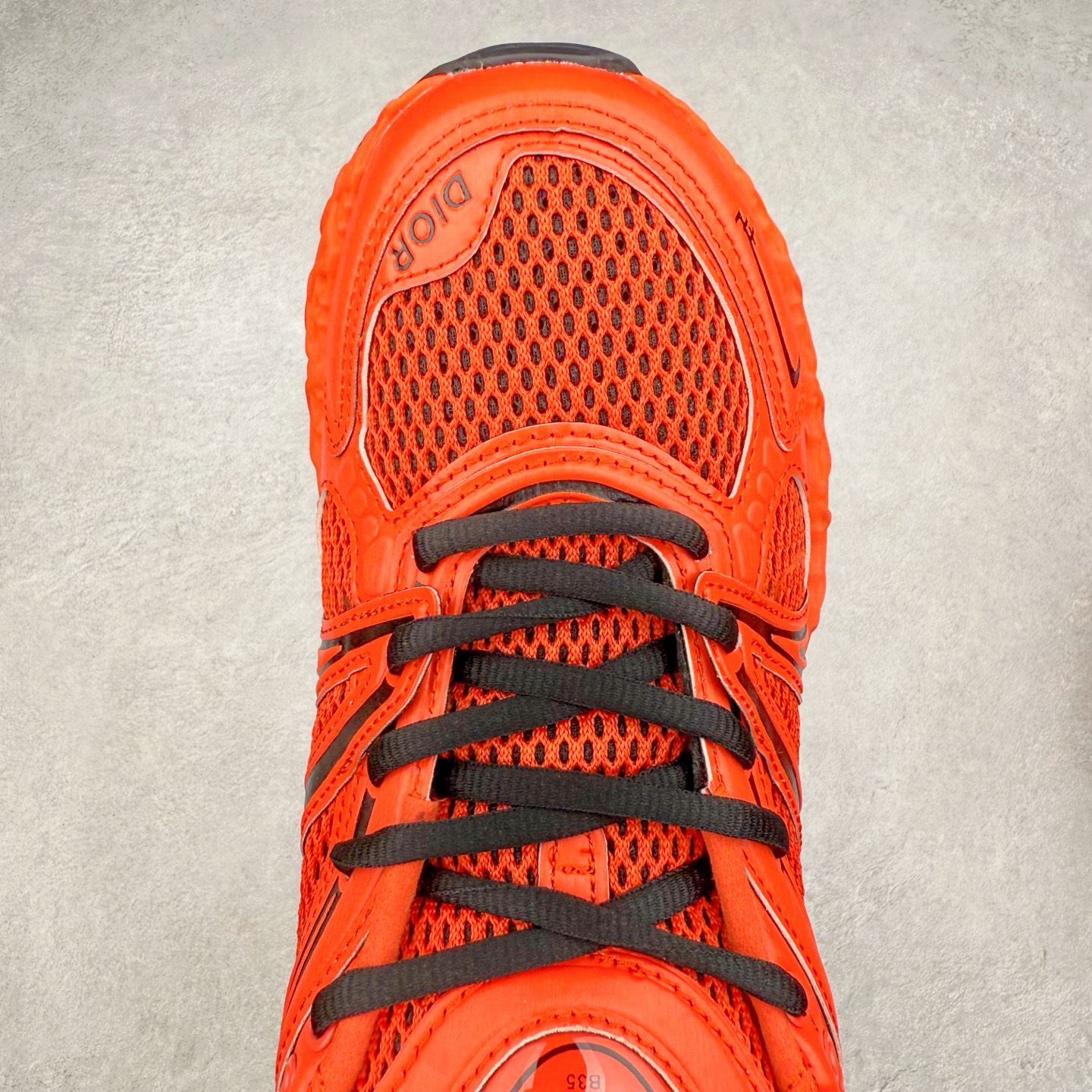 图片[4]-Dior x Kaws迪奥 联名款B35胶囊系列 镂空 网面 原版购入开发 做货 这款名为B35 NXT 的新款运动鞋，采用了 3D打印技术制成镂空式鞋底，鞋身部分则是十分契合当下审美的老爹鞋样式网面拼接与流畅线条布局，将复古千禧感与现代科技感浑然融为一体；且从当前已曝光的版本来看，这双新鞋款还提供了亮色系、暗色系，以及复古低饱和色系等不同风格配色方案选择，在不同风格造型中都有着十分不俗的兼容性。将前沿科技与复古审美相结合的鞋履新作 配送专柜精美包装🛍📦 ▪面料： 原版定制进口网面+科技面料 ▪内里：定制进口透气网里 ▪鞋底：原版开模防滑橡胶材质 ▪底厚：6CM ▪尺码： 35-45-选品中心