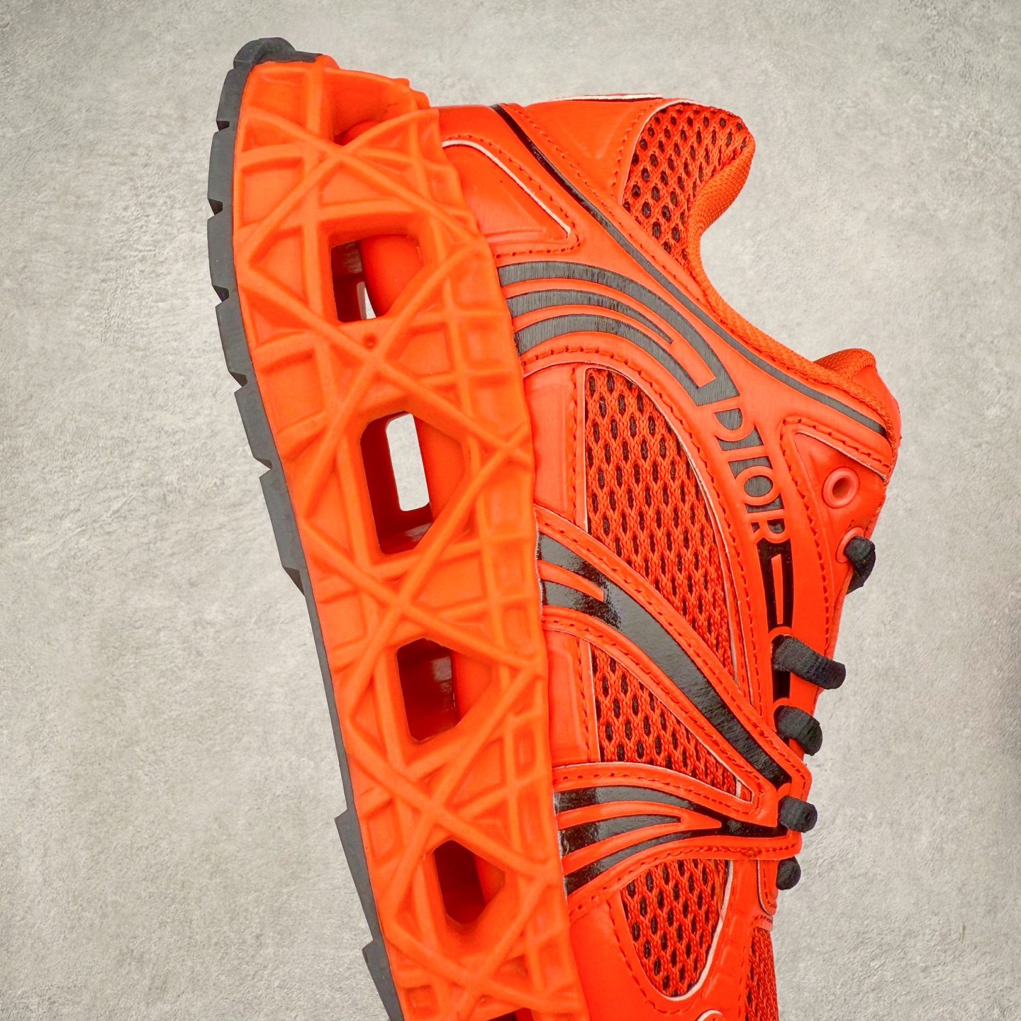 图片[6]-Dior x Kaws迪奥 联名款B35胶囊系列 镂空 网面 原版购入开发 做货 这款名为B35 NXT 的新款运动鞋，采用了 3D打印技术制成镂空式鞋底，鞋身部分则是十分契合当下审美的老爹鞋样式网面拼接与流畅线条布局，将复古千禧感与现代科技感浑然融为一体；且从当前已曝光的版本来看，这双新鞋款还提供了亮色系、暗色系，以及复古低饱和色系等不同风格配色方案选择，在不同风格造型中都有着十分不俗的兼容性。将前沿科技与复古审美相结合的鞋履新作 配送专柜精美包装🛍📦 ▪面料： 原版定制进口网面+科技面料 ▪内里：定制进口透气网里 ▪鞋底：原版开模防滑橡胶材质 ▪底厚：6CM ▪尺码： 35-45-选品中心