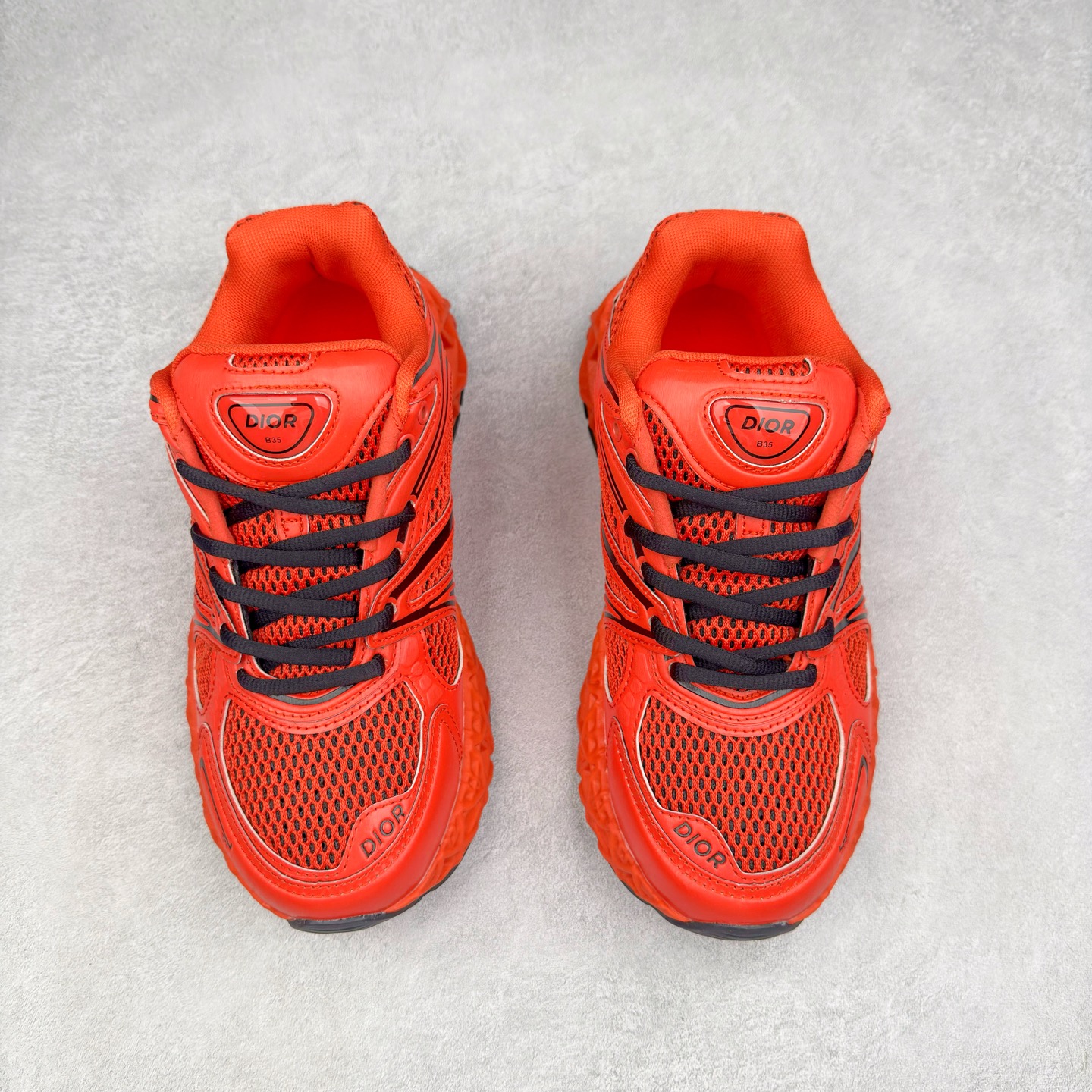 图片[2]-Dior x Kaws迪奥 联名款B35胶囊系列 镂空 网面 原版购入开发 做货 这款名为B35 NXT 的新款运动鞋，采用了 3D打印技术制成镂空式鞋底，鞋身部分则是十分契合当下审美的老爹鞋样式网面拼接与流畅线条布局，将复古千禧感与现代科技感浑然融为一体；且从当前已曝光的版本来看，这双新鞋款还提供了亮色系、暗色系，以及复古低饱和色系等不同风格配色方案选择，在不同风格造型中都有着十分不俗的兼容性。将前沿科技与复古审美相结合的鞋履新作 配送专柜精美包装🛍📦 ▪面料： 原版定制进口网面+科技面料 ▪内里：定制进口透气网里 ▪鞋底：原版开模防滑橡胶材质 ▪底厚：6CM ▪尺码： 35-45-选品中心