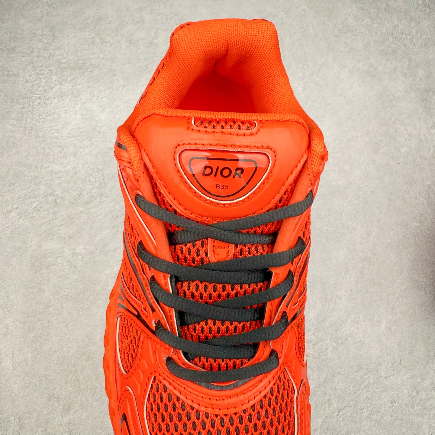 图片[5]-Dior x Kaws迪奥 联名款B35胶囊系列 镂空 网面 原版购入开发 做货 这款名为B35 NXT 的新款运动鞋，采用了 3D打印技术制成镂空式鞋底，鞋身部分则是十分契合当下审美的老爹鞋样式网面拼接与流畅线条布局，将复古千禧感与现代科技感浑然融为一体；且从当前已曝光的版本来看，这双新鞋款还提供了亮色系、暗色系，以及复古低饱和色系等不同风格配色方案选择，在不同风格造型中都有着十分不俗的兼容性。将前沿科技与复古审美相结合的鞋履新作 配送专柜精美包装🛍📦 ▪面料： 原版定制进口网面+科技面料 ▪内里：定制进口透气网里 ▪鞋底：原版开模防滑橡胶材质 ▪底厚：6CM ▪尺码： 35-45-选品中心