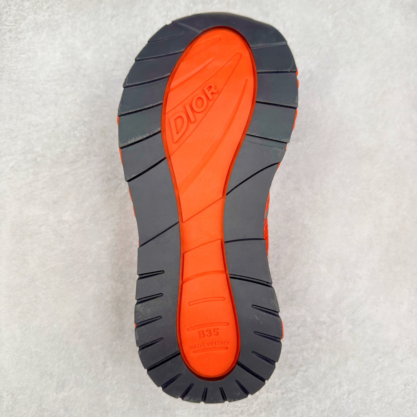 图片[9]-Dior x Kaws迪奥 联名款B35胶囊系列 镂空 网面 原版购入开发 做货 这款名为B35 NXT 的新款运动鞋，采用了 3D打印技术制成镂空式鞋底，鞋身部分则是十分契合当下审美的老爹鞋样式网面拼接与流畅线条布局，将复古千禧感与现代科技感浑然融为一体；且从当前已曝光的版本来看，这双新鞋款还提供了亮色系、暗色系，以及复古低饱和色系等不同风格配色方案选择，在不同风格造型中都有着十分不俗的兼容性。将前沿科技与复古审美相结合的鞋履新作 配送专柜精美包装🛍📦 ▪面料： 原版定制进口网面+科技面料 ▪内里：定制进口透气网里 ▪鞋底：原版开模防滑橡胶材质 ▪底厚：6CM ▪尺码： 35-45-选品中心