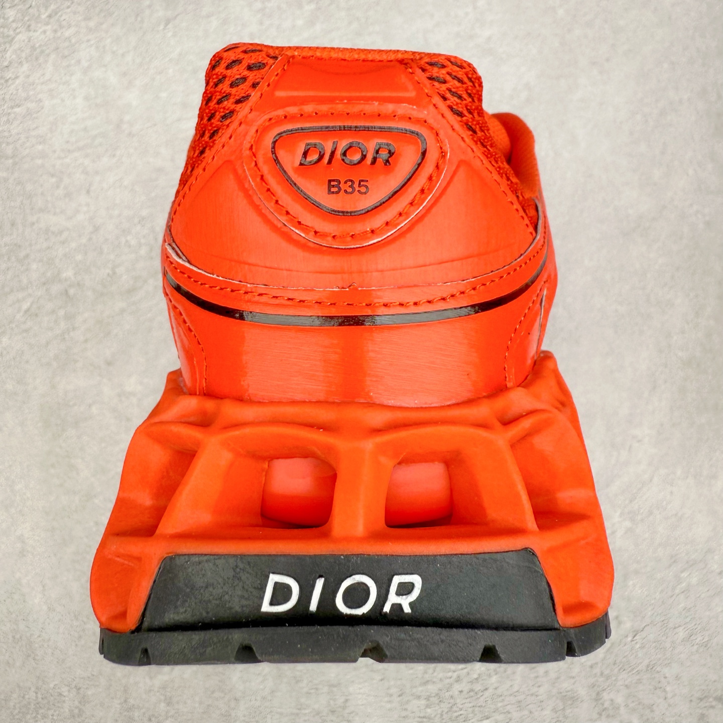 图片[8]-Dior x Kaws迪奥 联名款B35胶囊系列 镂空 网面 原版购入开发 做货 这款名为B35 NXT 的新款运动鞋，采用了 3D打印技术制成镂空式鞋底，鞋身部分则是十分契合当下审美的老爹鞋样式网面拼接与流畅线条布局，将复古千禧感与现代科技感浑然融为一体；且从当前已曝光的版本来看，这双新鞋款还提供了亮色系、暗色系，以及复古低饱和色系等不同风格配色方案选择，在不同风格造型中都有着十分不俗的兼容性。将前沿科技与复古审美相结合的鞋履新作 配送专柜精美包装🛍📦 ▪面料： 原版定制进口网面+科技面料 ▪内里：定制进口透气网里 ▪鞋底：原版开模防滑橡胶材质 ▪底厚：6CM ▪尺码： 35-45-选品中心