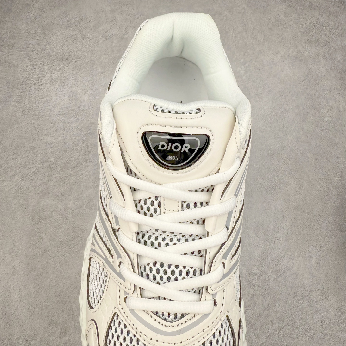 图片[5]-Dior x Kaws迪奥 联名款B35胶囊系列 镂空 网面 原版购入开发 做货 这款名为B35 NXT 的新款运动鞋，采用了 3D打印技术制成镂空式鞋底，鞋身部分则是十分契合当下审美的老爹鞋样式网面拼接与流畅线条布局，将复古千禧感与现代科技感浑然融为一体；且从当前已曝光的版本来看，这双新鞋款还提供了亮色系、暗色系，以及复古低饱和色系等不同风格配色方案选择，在不同风格造型中都有着十分不俗的兼容性。将前沿科技与复古审美相结合的鞋履新作 配送专柜精美包装🛍📦 ▪面料： 原版定制进口网面+科技面料 ▪内里：定制进口透气网里 ▪鞋底：原版开模防滑橡胶材质 ▪底厚：6CM ▪尺码： 35-45-选品中心