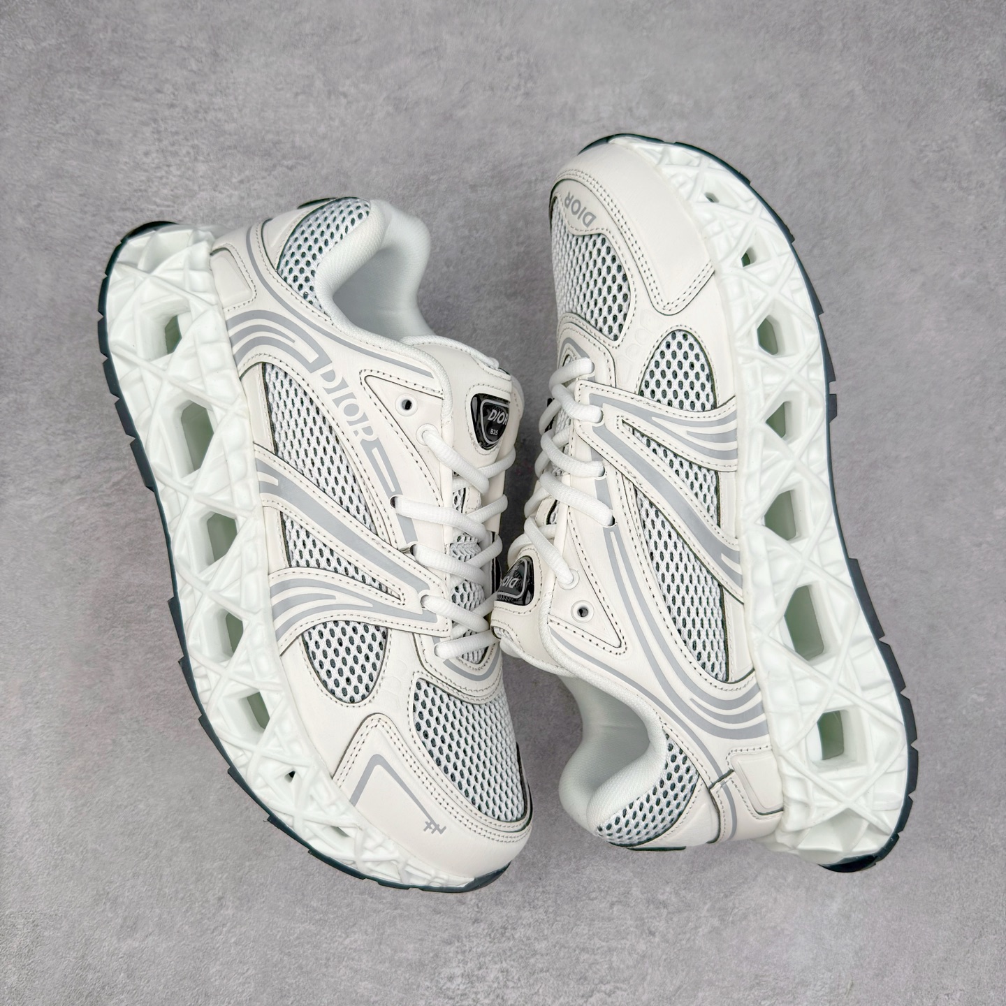图片[3]-Dior x Kaws迪奥 联名款B35胶囊系列 镂空 网面 原版购入开发 做货 这款名为B35 NXT 的新款运动鞋，采用了 3D打印技术制成镂空式鞋底，鞋身部分则是十分契合当下审美的老爹鞋样式网面拼接与流畅线条布局，将复古千禧感与现代科技感浑然融为一体；且从当前已曝光的版本来看，这双新鞋款还提供了亮色系、暗色系，以及复古低饱和色系等不同风格配色方案选择，在不同风格造型中都有着十分不俗的兼容性。将前沿科技与复古审美相结合的鞋履新作 配送专柜精美包装🛍📦 ▪面料： 原版定制进口网面+科技面料 ▪内里：定制进口透气网里 ▪鞋底：原版开模防滑橡胶材质 ▪底厚：6CM ▪尺码： 35-45-选品中心