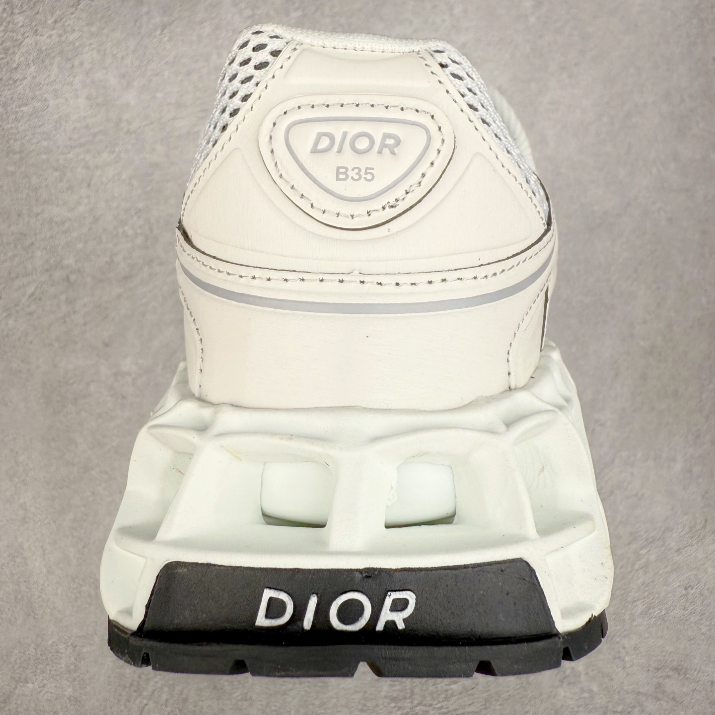 图片[8]-Dior x Kaws迪奥 联名款B35胶囊系列 镂空 网面 原版购入开发 做货 这款名为B35 NXT 的新款运动鞋，采用了 3D打印技术制成镂空式鞋底，鞋身部分则是十分契合当下审美的老爹鞋样式网面拼接与流畅线条布局，将复古千禧感与现代科技感浑然融为一体；且从当前已曝光的版本来看，这双新鞋款还提供了亮色系、暗色系，以及复古低饱和色系等不同风格配色方案选择，在不同风格造型中都有着十分不俗的兼容性。将前沿科技与复古审美相结合的鞋履新作 配送专柜精美包装🛍📦 ▪面料： 原版定制进口网面+科技面料 ▪内里：定制进口透气网里 ▪鞋底：原版开模防滑橡胶材质 ▪底厚：6CM ▪尺码： 35-45-选品中心