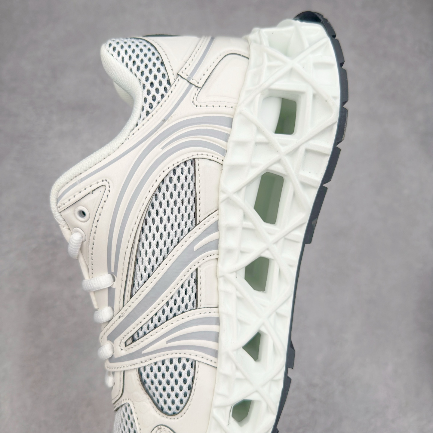 图片[7]-Dior x Kaws迪奥 联名款B35胶囊系列 镂空 网面 原版购入开发 做货 这款名为B35 NXT 的新款运动鞋，采用了 3D打印技术制成镂空式鞋底，鞋身部分则是十分契合当下审美的老爹鞋样式网面拼接与流畅线条布局，将复古千禧感与现代科技感浑然融为一体；且从当前已曝光的版本来看，这双新鞋款还提供了亮色系、暗色系，以及复古低饱和色系等不同风格配色方案选择，在不同风格造型中都有着十分不俗的兼容性。将前沿科技与复古审美相结合的鞋履新作 配送专柜精美包装🛍📦 ▪面料： 原版定制进口网面+科技面料 ▪内里：定制进口透气网里 ▪鞋底：原版开模防滑橡胶材质 ▪底厚：6CM ▪尺码： 35-45-选品中心