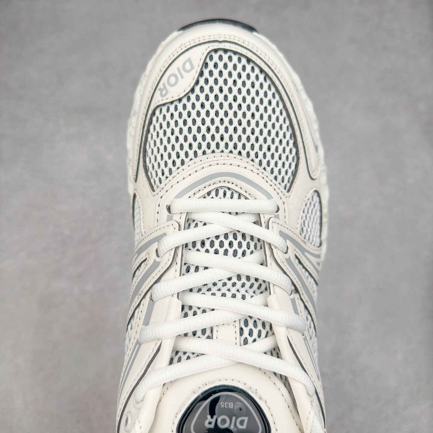 图片[4]-Dior x Kaws迪奥 联名款B35胶囊系列 镂空 网面 原版购入开发 做货 这款名为B35 NXT 的新款运动鞋，采用了 3D打印技术制成镂空式鞋底，鞋身部分则是十分契合当下审美的老爹鞋样式网面拼接与流畅线条布局，将复古千禧感与现代科技感浑然融为一体；且从当前已曝光的版本来看，这双新鞋款还提供了亮色系、暗色系，以及复古低饱和色系等不同风格配色方案选择，在不同风格造型中都有着十分不俗的兼容性。将前沿科技与复古审美相结合的鞋履新作 配送专柜精美包装🛍📦 ▪面料： 原版定制进口网面+科技面料 ▪内里：定制进口透气网里 ▪鞋底：原版开模防滑橡胶材质 ▪底厚：6CM ▪尺码： 35-45-选品中心