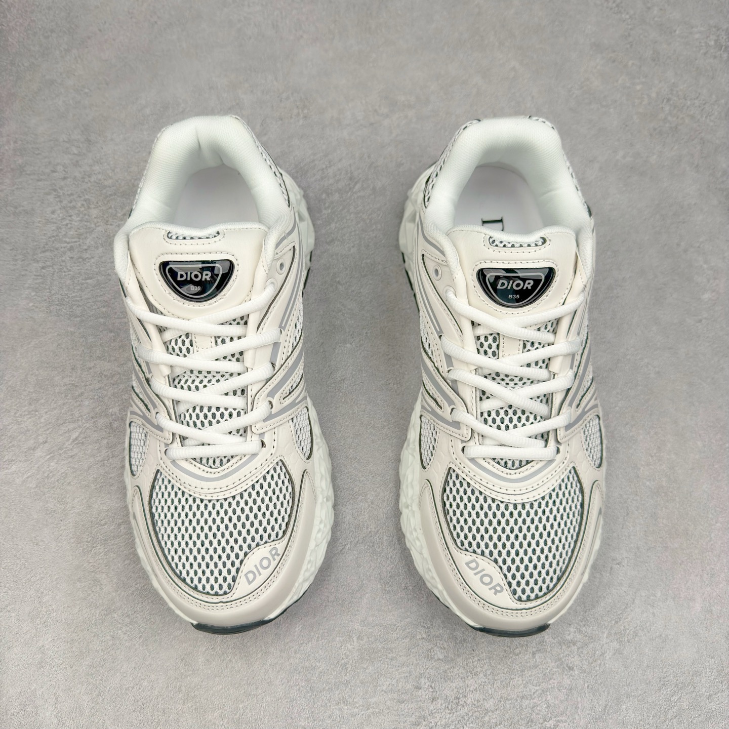 图片[2]-Dior x Kaws迪奥 联名款B35胶囊系列 镂空 网面 原版购入开发 做货 这款名为B35 NXT 的新款运动鞋，采用了 3D打印技术制成镂空式鞋底，鞋身部分则是十分契合当下审美的老爹鞋样式网面拼接与流畅线条布局，将复古千禧感与现代科技感浑然融为一体；且从当前已曝光的版本来看，这双新鞋款还提供了亮色系、暗色系，以及复古低饱和色系等不同风格配色方案选择，在不同风格造型中都有着十分不俗的兼容性。将前沿科技与复古审美相结合的鞋履新作 配送专柜精美包装🛍📦 ▪面料： 原版定制进口网面+科技面料 ▪内里：定制进口透气网里 ▪鞋底：原版开模防滑橡胶材质 ▪底厚：6CM ▪尺码： 35-45-选品中心