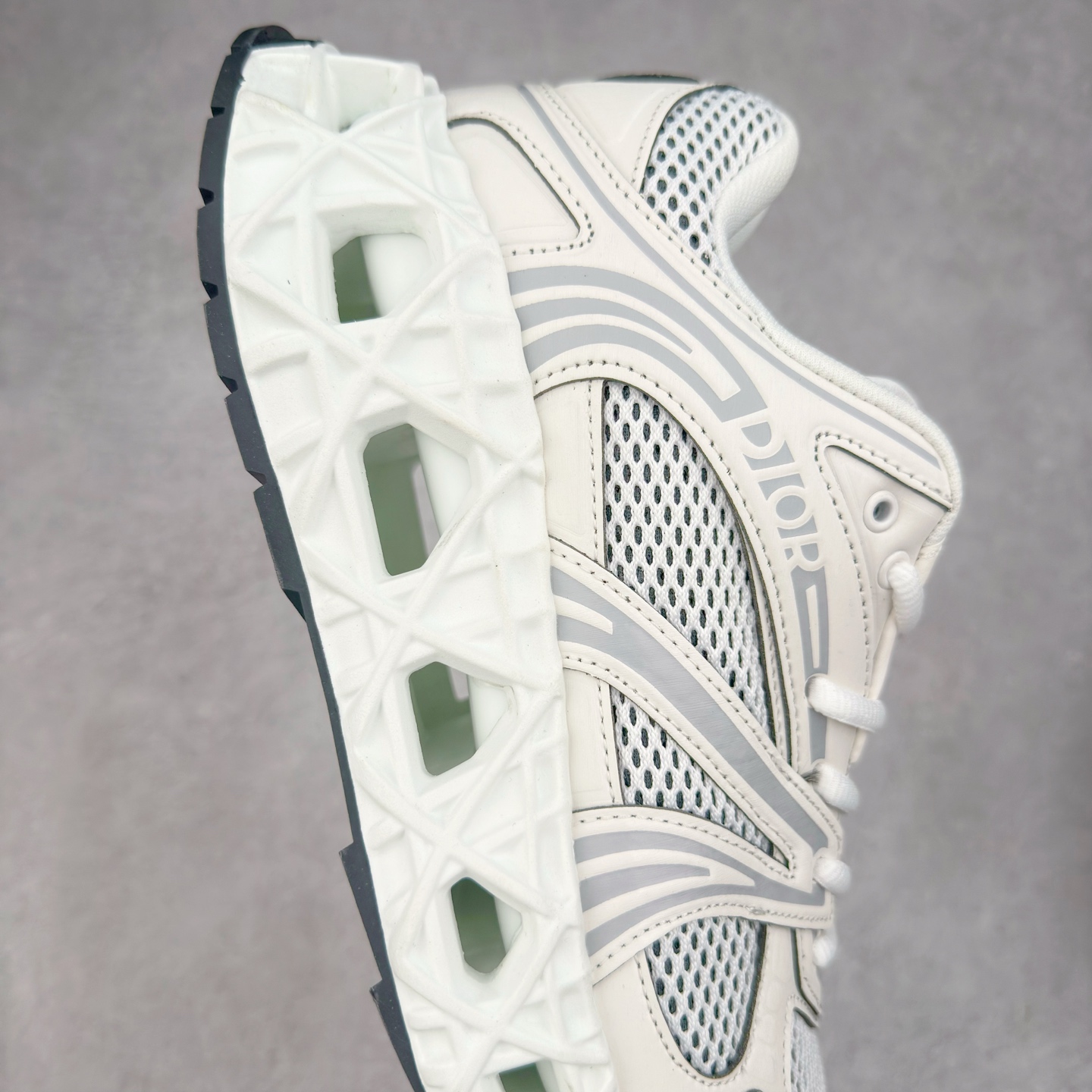 图片[6]-Dior x Kaws迪奥 联名款B35胶囊系列 镂空 网面 原版购入开发 做货 这款名为B35 NXT 的新款运动鞋，采用了 3D打印技术制成镂空式鞋底，鞋身部分则是十分契合当下审美的老爹鞋样式网面拼接与流畅线条布局，将复古千禧感与现代科技感浑然融为一体；且从当前已曝光的版本来看，这双新鞋款还提供了亮色系、暗色系，以及复古低饱和色系等不同风格配色方案选择，在不同风格造型中都有着十分不俗的兼容性。将前沿科技与复古审美相结合的鞋履新作 配送专柜精美包装🛍📦 ▪面料： 原版定制进口网面+科技面料 ▪内里：定制进口透气网里 ▪鞋底：原版开模防滑橡胶材质 ▪底厚：6CM ▪尺码： 35-45-选品中心