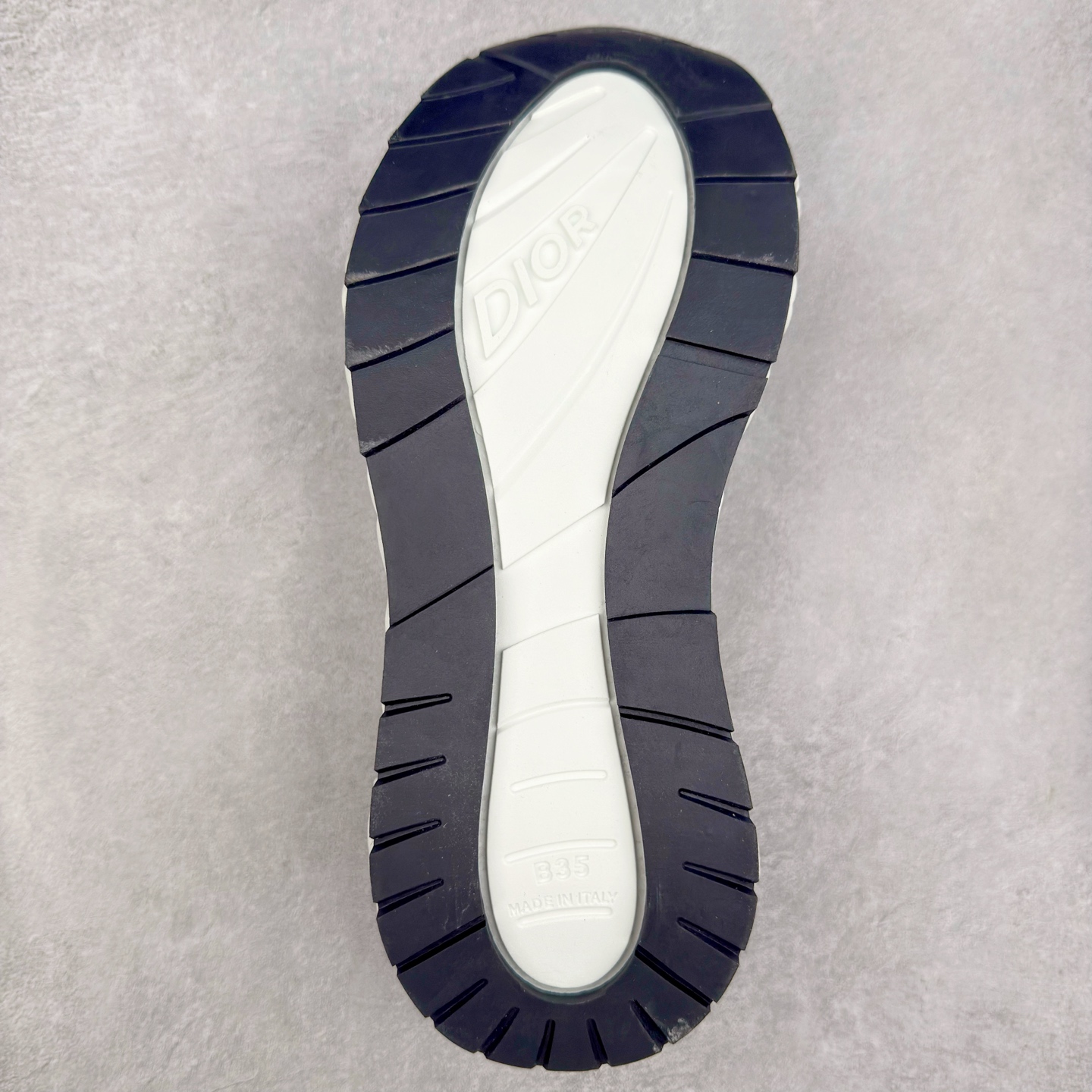 图片[9]-Dior x Kaws迪奥 联名款B35胶囊系列 镂空 网面 原版购入开发 做货 这款名为B35 NXT 的新款运动鞋，采用了 3D打印技术制成镂空式鞋底，鞋身部分则是十分契合当下审美的老爹鞋样式网面拼接与流畅线条布局，将复古千禧感与现代科技感浑然融为一体；且从当前已曝光的版本来看，这双新鞋款还提供了亮色系、暗色系，以及复古低饱和色系等不同风格配色方案选择，在不同风格造型中都有着十分不俗的兼容性。将前沿科技与复古审美相结合的鞋履新作 配送专柜精美包装🛍📦 ▪面料： 原版定制进口网面+科技面料 ▪内里：定制进口透气网里 ▪鞋底：原版开模防滑橡胶材质 ▪底厚：6CM ▪尺码： 35-45-选品中心