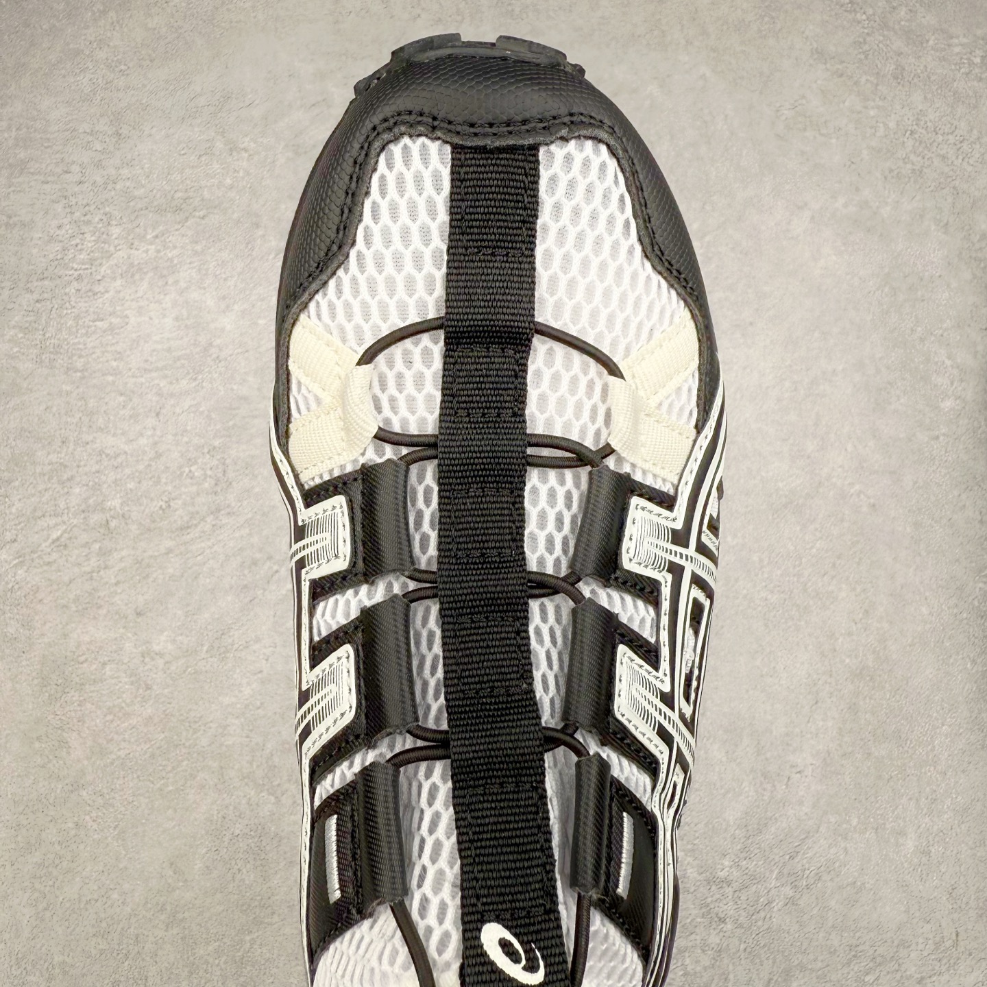 图片[4]-Asics Gel-Sonoma TR 亚瑟士舒适百搭减震防滑耐磨低帮生活休闲鞋 ASICS（亚瑟士）是日本实业家鬼冢喜八郎创立的跑鞋运动品牌，名字想法源自著名的拉丁谚语“AnimaSana In Corpore Sano”，意为“健全的精神寓于强健的体魄”。正如其名字的含义，ASICS亚瑟士一直坚信保持身体的健康与活力是打造健康快乐的生活方式的最佳途径。亚瑟士的跑鞋、篮球鞋等系列集专业与美貌于一身，拥有极高的热度。2016年，ASICS在“2016年日本最佳全球品牌”排行榜名列第17名。尺码：36 37 37.5 38 39 39.5 40 40.5 41.5 42 42.5 43.5 44 45-选品中心