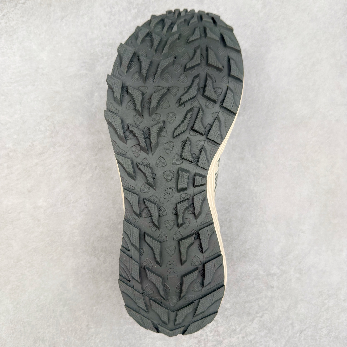 图片[9]-Asics Gel-Sonoma TR 亚瑟士舒适百搭减震防滑耐磨低帮生活休闲鞋 ASICS（亚瑟士）是日本实业家鬼冢喜八郎创立的跑鞋运动品牌，名字想法源自著名的拉丁谚语“AnimaSana In Corpore Sano”，意为“健全的精神寓于强健的体魄”。正如其名字的含义，ASICS亚瑟士一直坚信保持身体的健康与活力是打造健康快乐的生活方式的最佳途径。亚瑟士的跑鞋、篮球鞋等系列集专业与美貌于一身，拥有极高的热度。2016年，ASICS在“2016年日本最佳全球品牌”排行榜名列第17名。尺码：36 37 37.5 38 39 39.5 40 40.5 41.5 42 42.5 43.5 44 45-选品中心