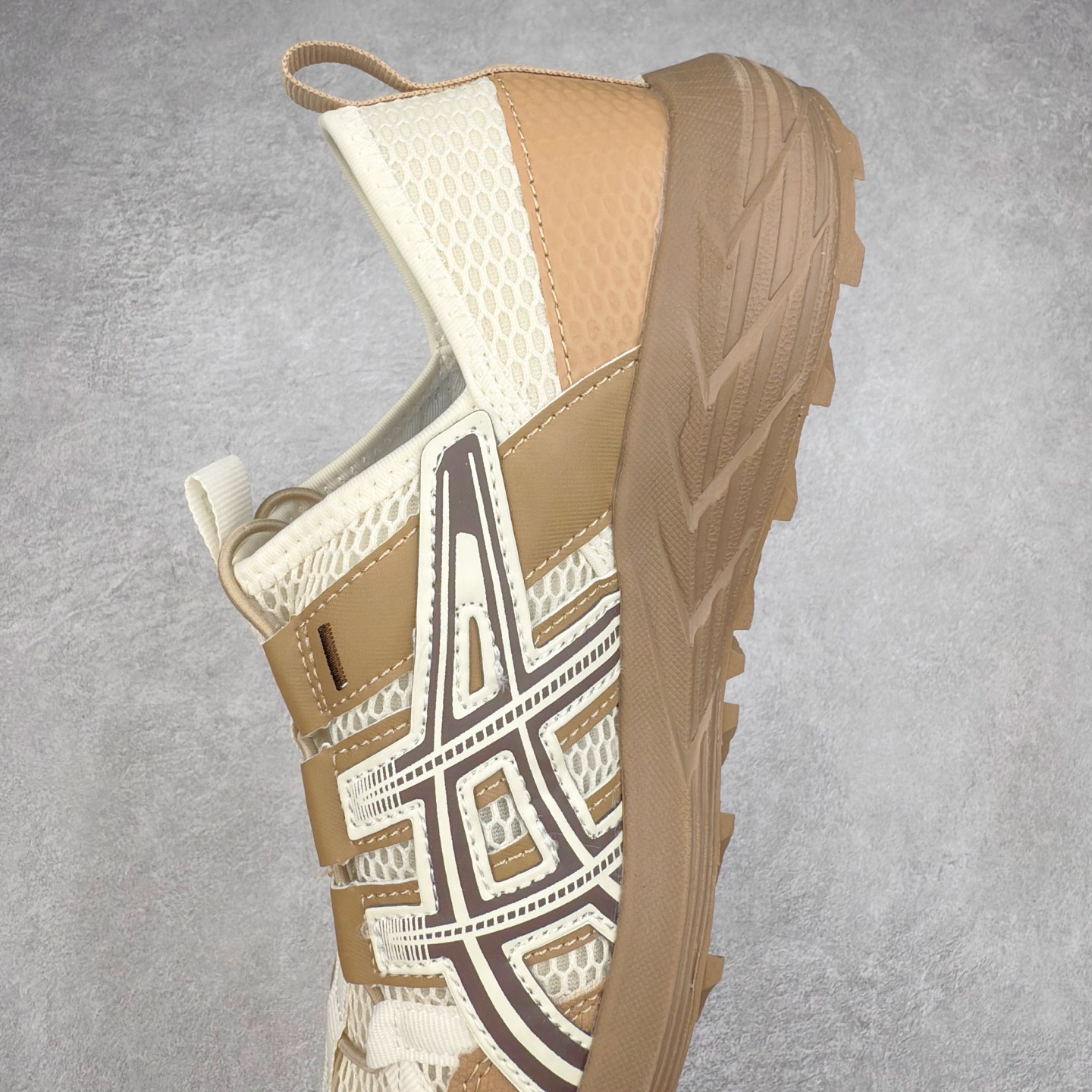 图片[7]-Asics Gel-Sonoma TR 亚瑟士舒适百搭减震防滑耐磨低帮生活休闲鞋 ASICS（亚瑟士）是日本实业家鬼冢喜八郎创立的跑鞋运动品牌，名字想法源自著名的拉丁谚语“AnimaSana In Corpore Sano”，意为“健全的精神寓于强健的体魄”。正如其名字的含义，ASICS亚瑟士一直坚信保持身体的健康与活力是打造健康快乐的生活方式的最佳途径。亚瑟士的跑鞋、篮球鞋等系列集专业与美貌于一身，拥有极高的热度。2016年，ASICS在“2016年日本最佳全球品牌”排行榜名列第17名。尺码：36 37 37.5 38 39 39.5 40 40.5 41.5 42 42.5 43.5 44 45-选品中心