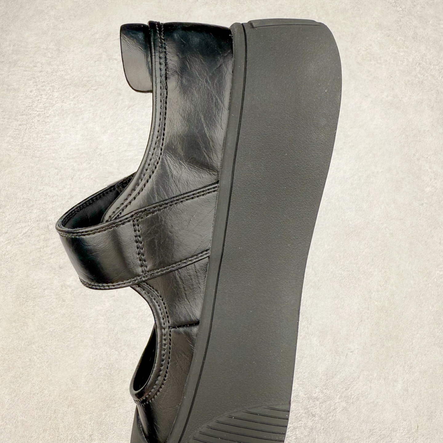 图片[7]-新晋潮流鞋靴品牌GGCC夏季新款 4.5cm厚底【银河微光】陈都灵同款 GG-CC厚底芭蕾舞 法式玛丽珍单鞋 夏季踏青舒适度和少女感我都要 金属方扣实属摩登小心机 舒适!百搭性!摩登圆润饱满楦头! 纹裂金属牛皮!柔韧有型!光泽雅致 羊皮革垫脚!亲肤细腻!透气舒爽! 优化比例!视觉增高! 橡胶大底止滑耐磨步稳回弹! 给#女生的宝藏休闲鞋 货号：G25U4817 尺码：35 36 37 38 39 40-选品中心