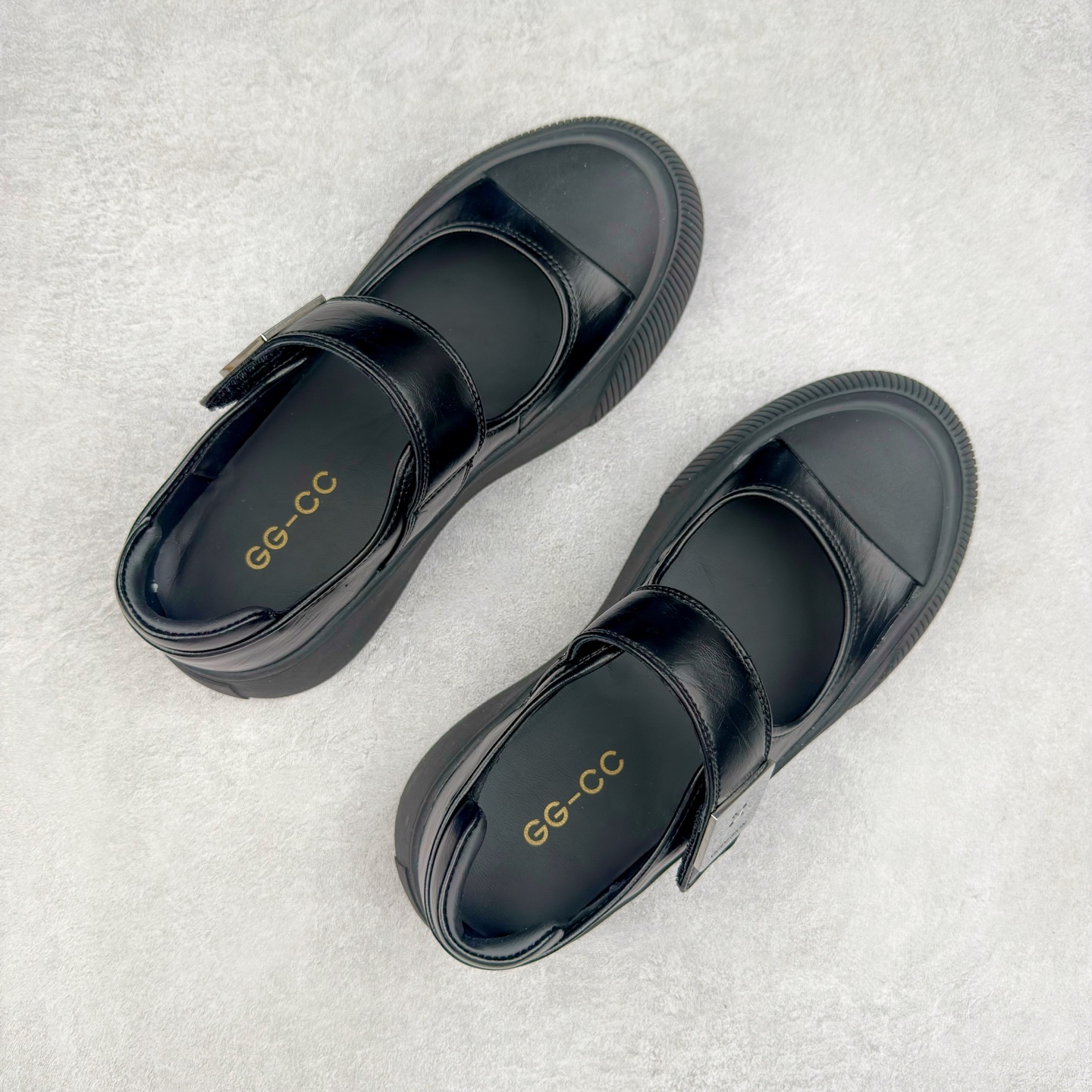 图片[3]-新晋潮流鞋靴品牌GGCC夏季新款 4.5cm厚底【银河微光】陈都灵同款 GG-CC厚底芭蕾舞 法式玛丽珍单鞋 夏季踏青舒适度和少女感我都要 金属方扣实属摩登小心机 舒适!百搭性!摩登圆润饱满楦头! 纹裂金属牛皮!柔韧有型!光泽雅致 羊皮革垫脚!亲肤细腻!透气舒爽! 优化比例!视觉增高! 橡胶大底止滑耐磨步稳回弹! 给#女生的宝藏休闲鞋 货号：G25U4817 尺码：35 36 37 38 39 40-选品中心