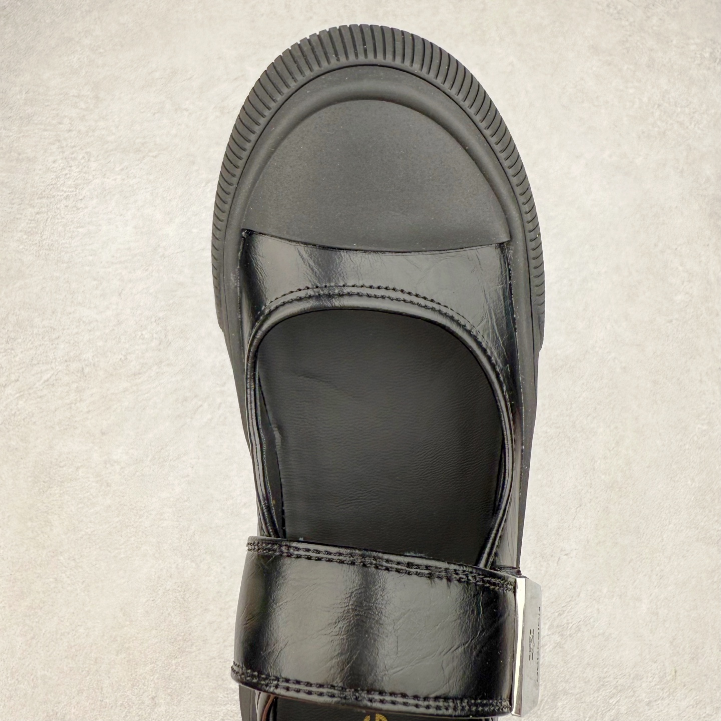 图片[4]-新晋潮流鞋靴品牌GGCC夏季新款 4.5cm厚底【银河微光】陈都灵同款 GG-CC厚底芭蕾舞 法式玛丽珍单鞋 夏季踏青舒适度和少女感我都要 金属方扣实属摩登小心机 舒适!百搭性!摩登圆润饱满楦头! 纹裂金属牛皮!柔韧有型!光泽雅致 羊皮革垫脚!亲肤细腻!透气舒爽! 优化比例!视觉增高! 橡胶大底止滑耐磨步稳回弹! 给#女生的宝藏休闲鞋 货号：G25U4817 尺码：35 36 37 38 39 40-选品中心