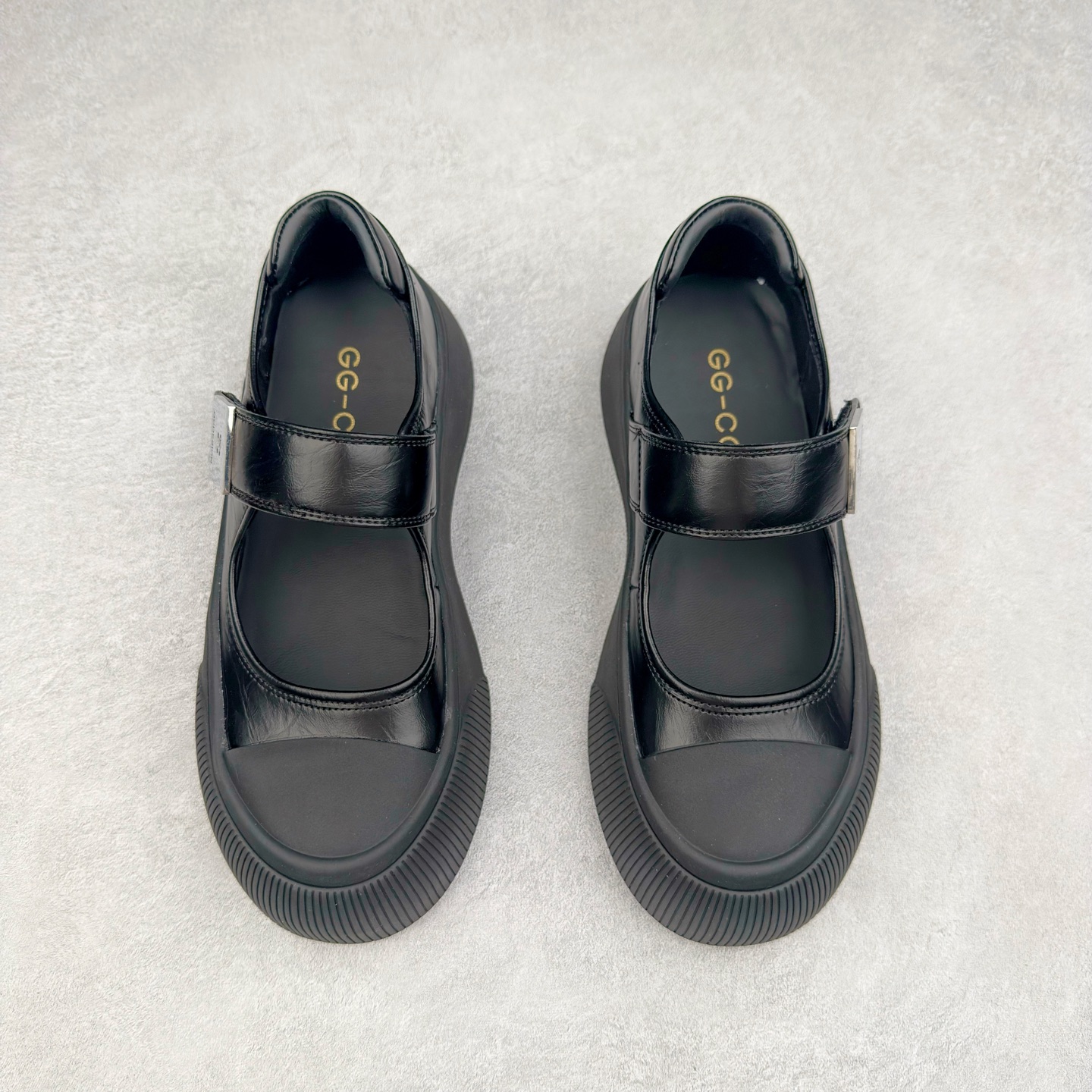 图片[2]-新晋潮流鞋靴品牌GGCC夏季新款 4.5cm厚底【银河微光】陈都灵同款 GG-CC厚底芭蕾舞 法式玛丽珍单鞋 夏季踏青舒适度和少女感我都要 金属方扣实属摩登小心机 舒适!百搭性!摩登圆润饱满楦头! 纹裂金属牛皮!柔韧有型!光泽雅致 羊皮革垫脚!亲肤细腻!透气舒爽! 优化比例!视觉增高! 橡胶大底止滑耐磨步稳回弹! 给#女生的宝藏休闲鞋 货号：G25U4817 尺码：35 36 37 38 39 40-选品中心