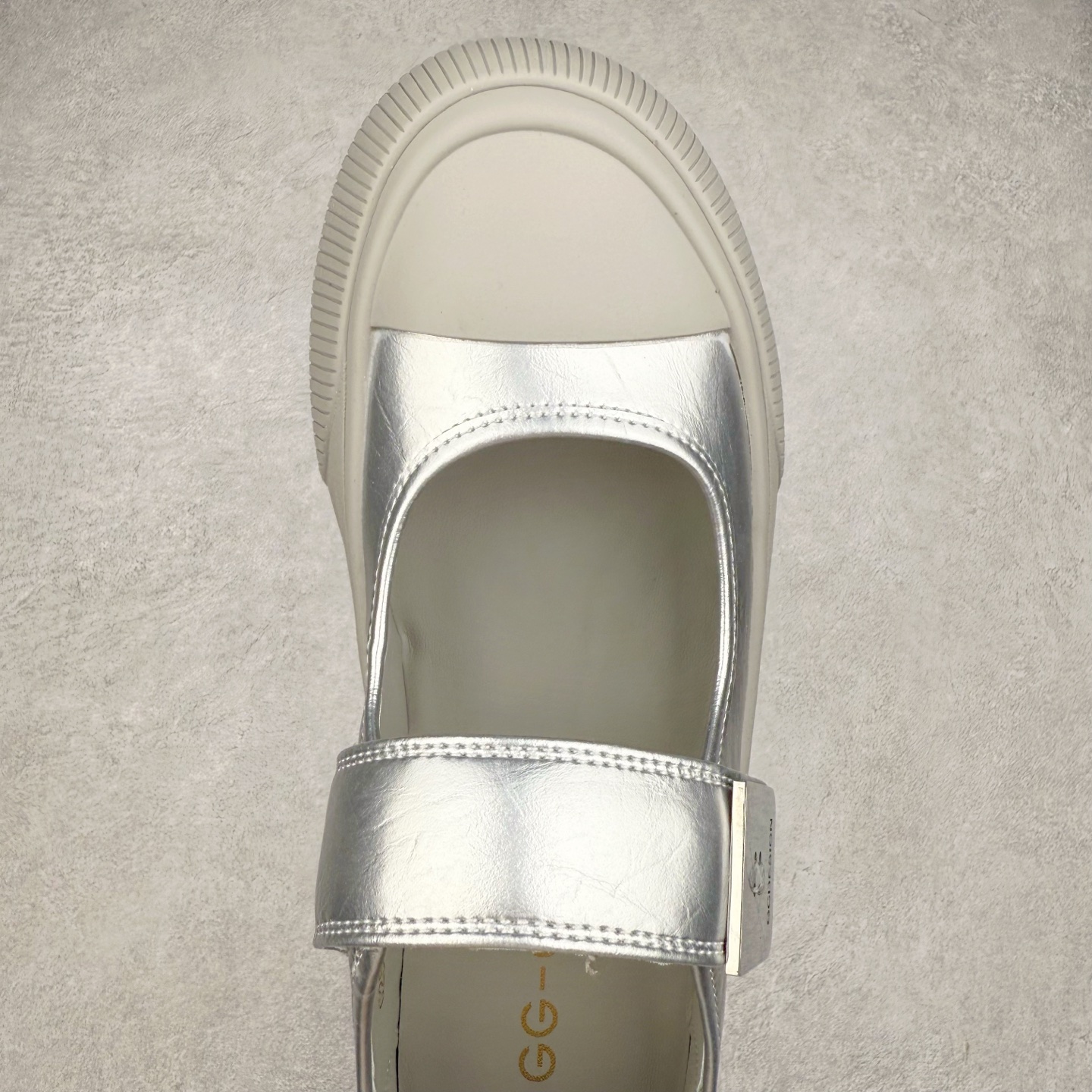 图片[4]-新晋潮流鞋靴品牌GGCC夏季新款 4.5cm厚底【银河微光】陈都灵同款 GG-CC厚底芭蕾舞 法式玛丽珍单鞋 夏季踏青舒适度和少女感我都要 金属方扣实属摩登小心机 舒适!百搭性!摩登圆润饱满楦头! 纹裂金属牛皮!柔韧有型!光泽雅致 羊皮革垫脚!亲肤细腻!透气舒爽! 优化比例!视觉增高! 橡胶大底止滑耐磨步稳回弹! 给#女生的宝藏休闲鞋 货号：G25U4817 尺码：35 36 37 38 39 40-选品中心