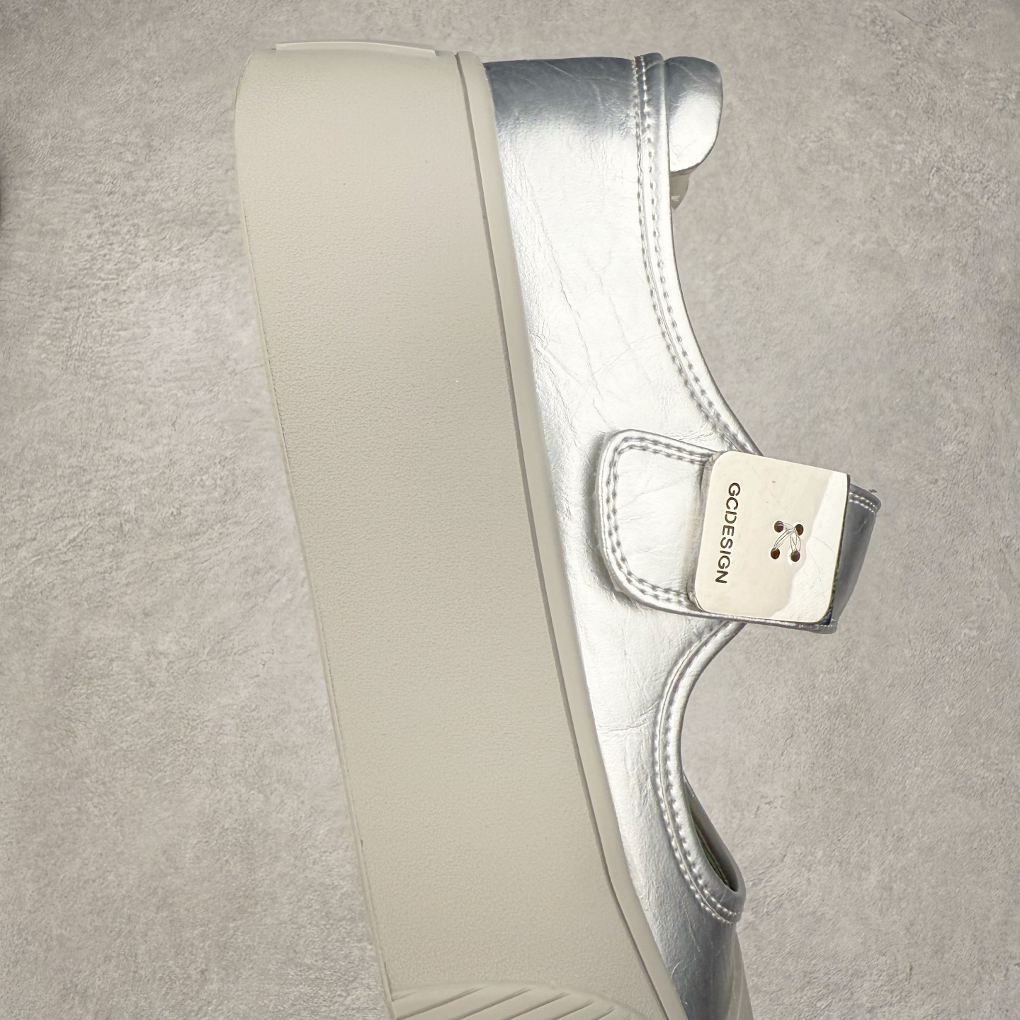 图片[6]-新晋潮流鞋靴品牌GGCC夏季新款 4.5cm厚底【银河微光】陈都灵同款 GG-CC厚底芭蕾舞 法式玛丽珍单鞋 夏季踏青舒适度和少女感我都要 金属方扣实属摩登小心机 舒适!百搭性!摩登圆润饱满楦头! 纹裂金属牛皮!柔韧有型!光泽雅致 羊皮革垫脚!亲肤细腻!透气舒爽! 优化比例!视觉增高! 橡胶大底止滑耐磨步稳回弹! 给#女生的宝藏休闲鞋 货号：G25U4817 尺码：35 36 37 38 39 40-选品中心